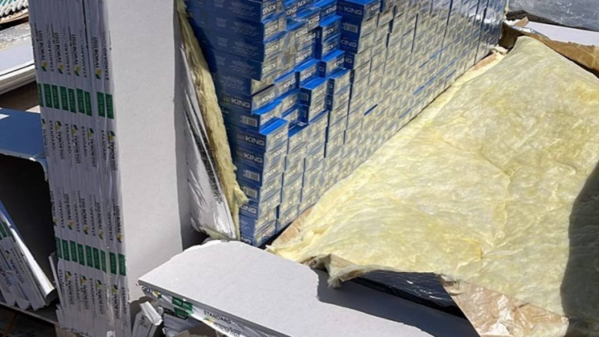 الجمارك تحبط تهريب ١٢٥ كرتونة دخان - صور