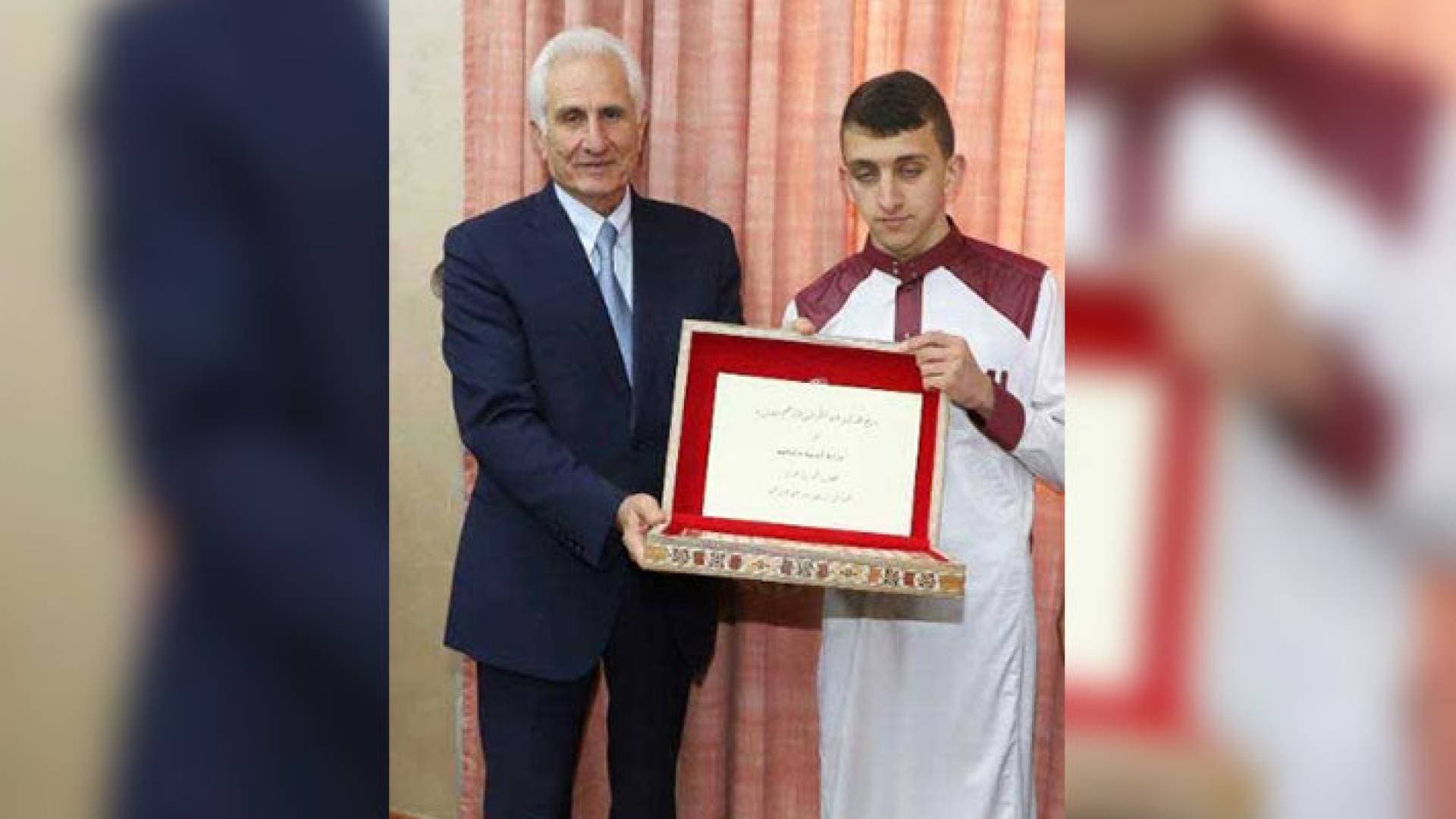 وزير التربية يكرم الطالب العنانزة