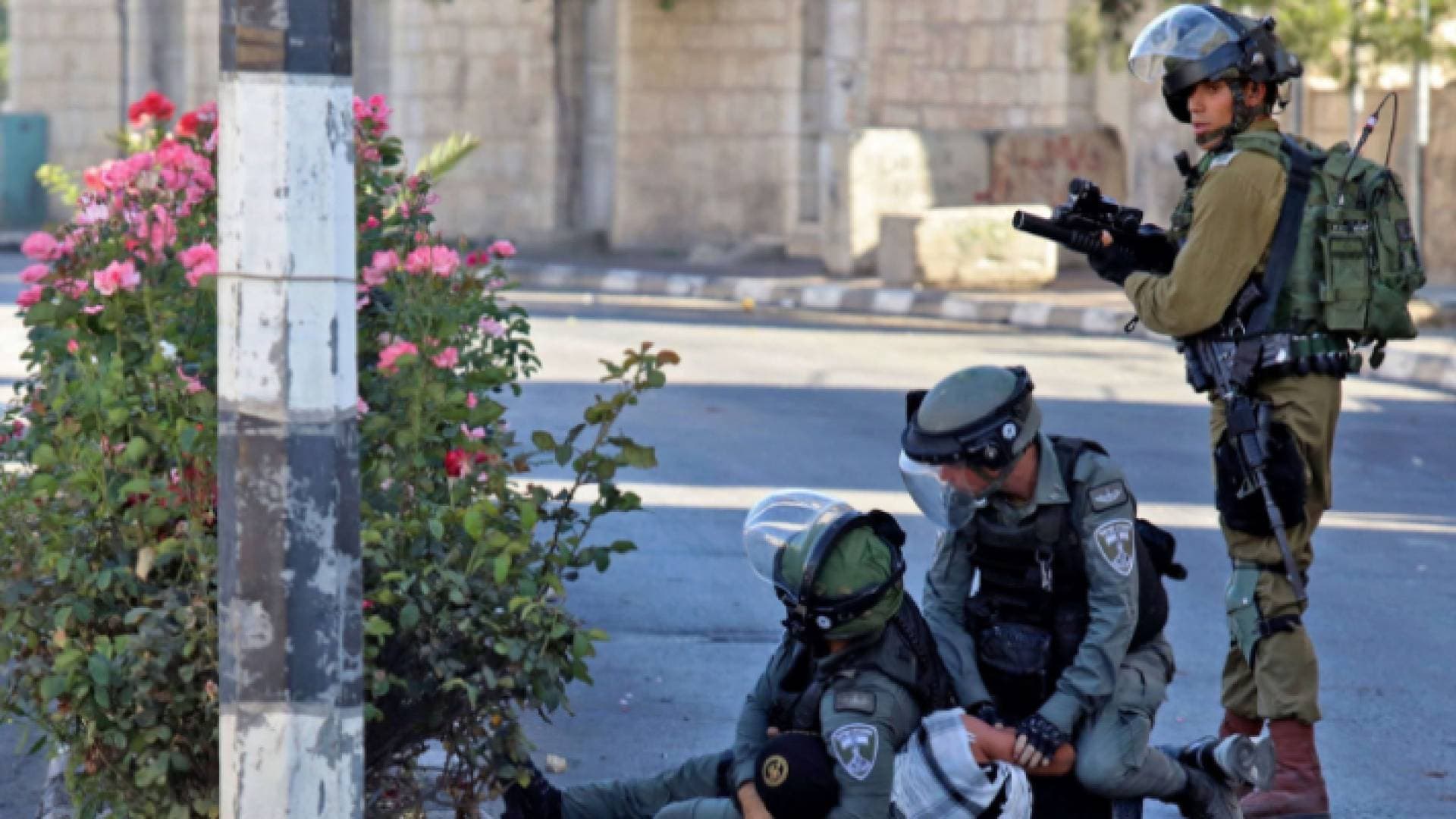 قوات الاحتلال تعتقل فلسطينية شرق نابلس