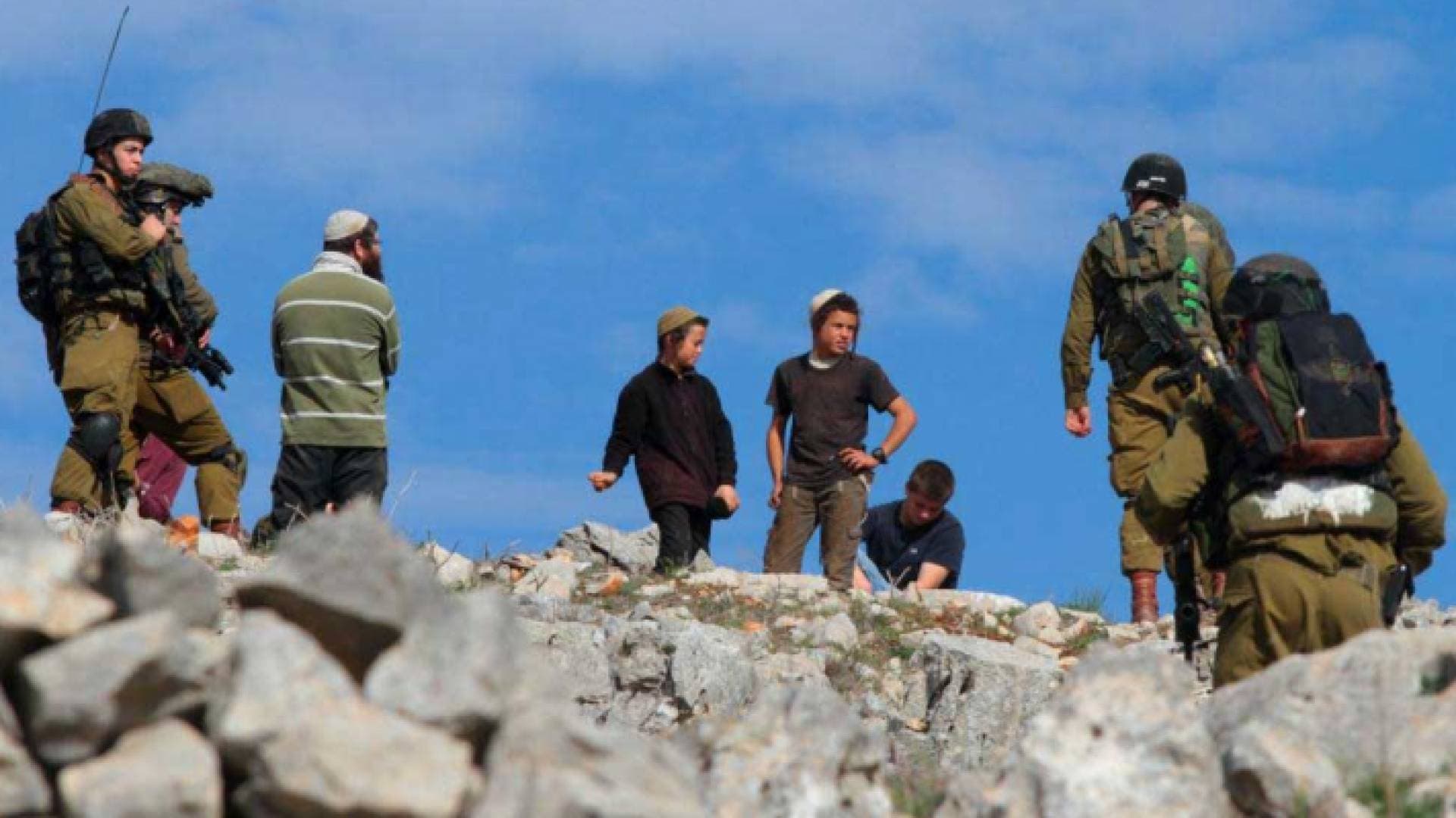 إصابة فلسطيني وإحراق مركبته إثر هجوم للمستوطنين في رام الله