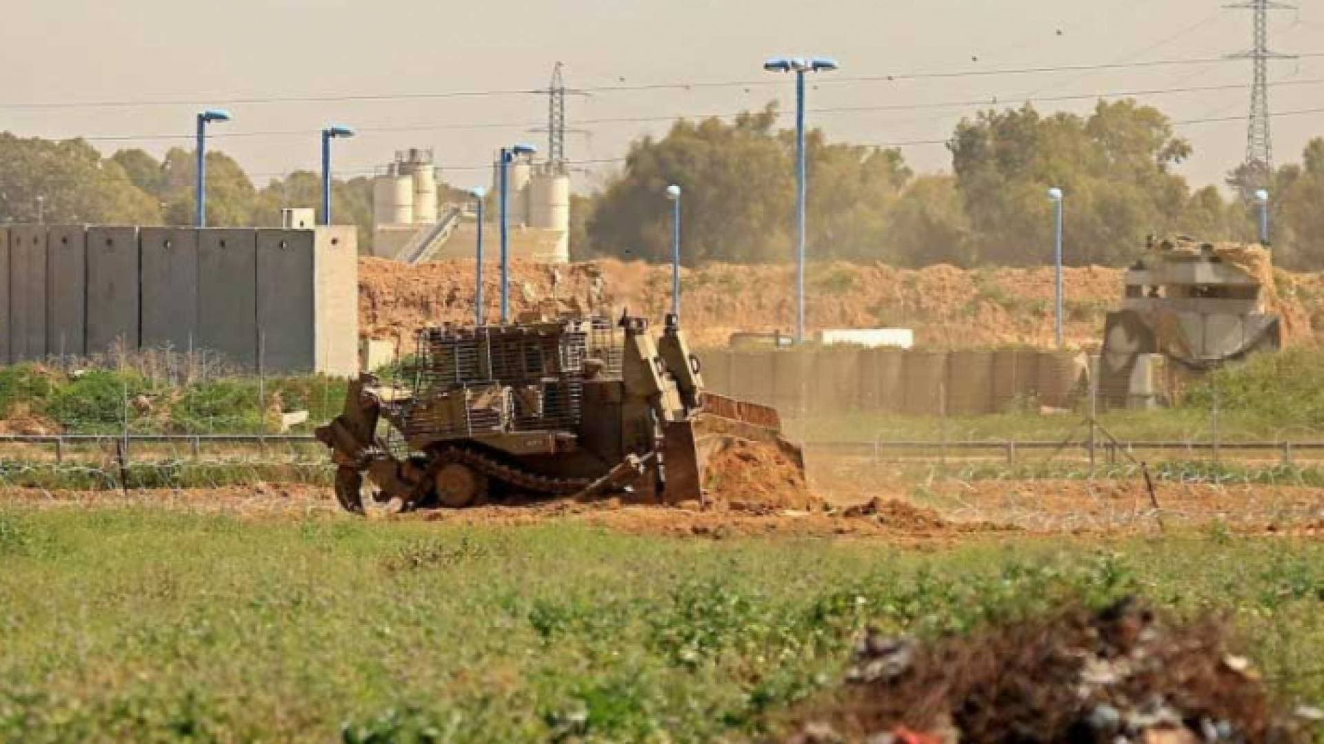 آليات الاحتلال تتوغل شرق خان يونس في غزة
