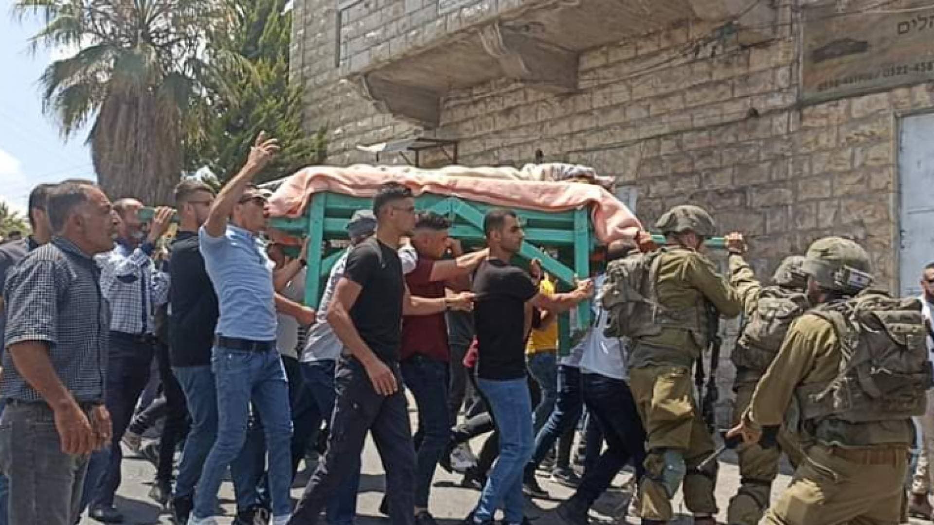 قوات الاحتلال تعتدي على جنازة فلسطينية في الخليل