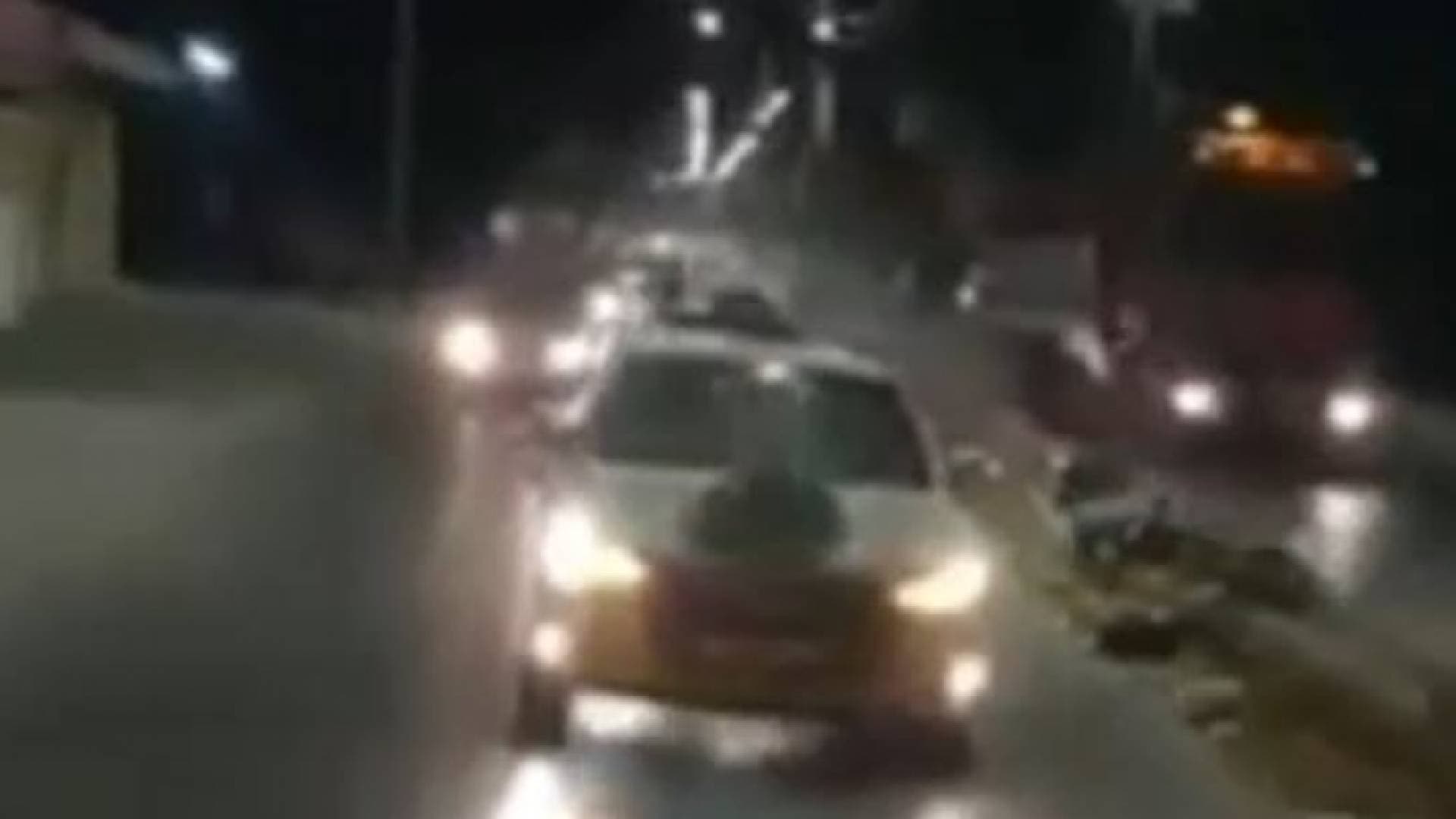 ضبط سائق تجاوز السير بطريقة عجيبة - فيديو