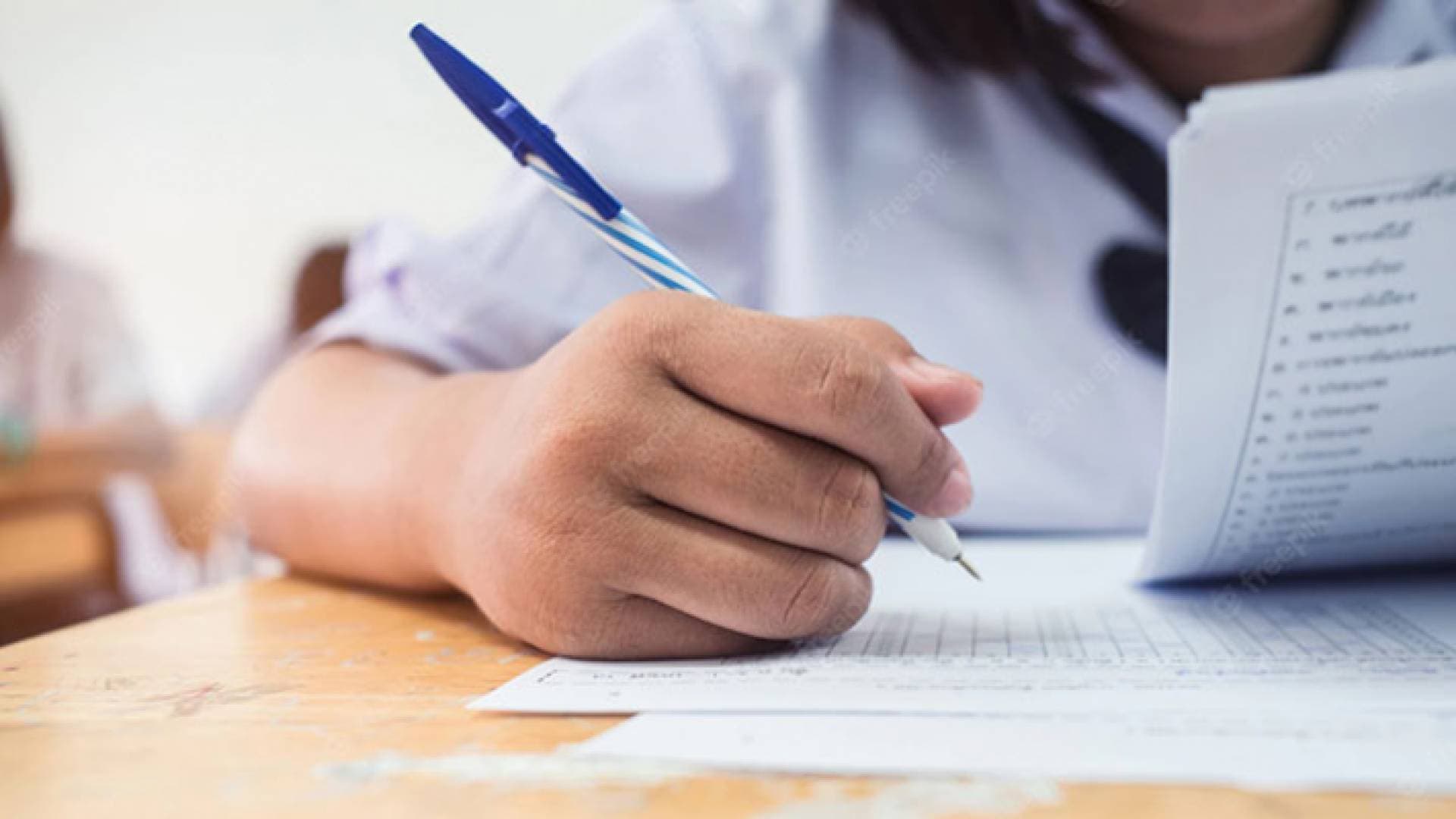 طلبة التوجيهي يواصلون تقديم امتحاناتهم في ثالث أيامها