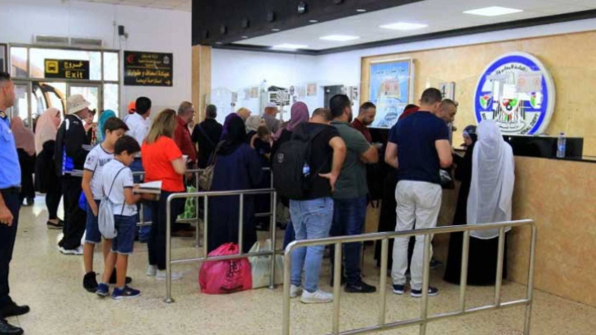 مسؤول فلسطيني يكشف أسباب ازدحام المسافرين عبر معبر الكرامة