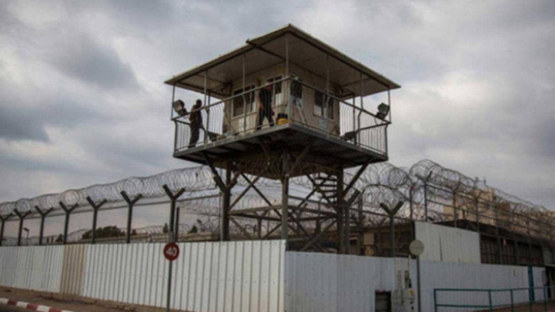 قلق فلسطيني على حياة أسيرين مضربين في سجون الاحتلال