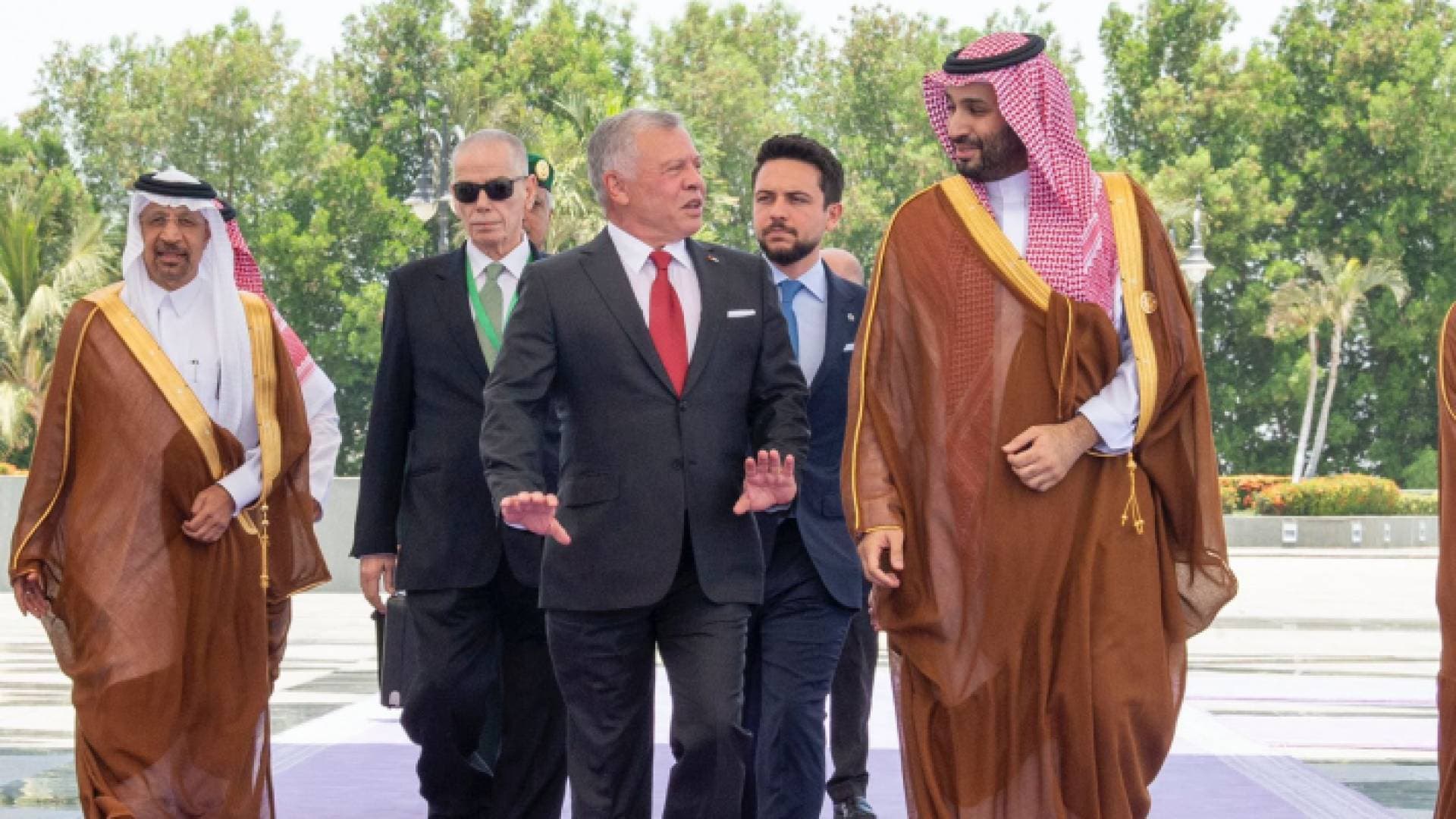 الملك يصل إلى السعودية للمشاركة في قمة جدة للأمن والتنمية - فيديو وصور