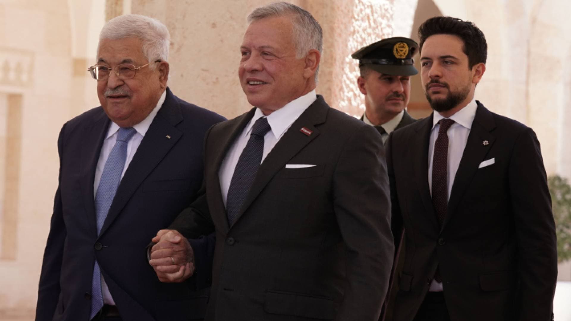 الملك في لقاء عباس يؤكد أهمية البناء على النشاط الدبلوماسي في المنطقة بعد زيارة بايدن