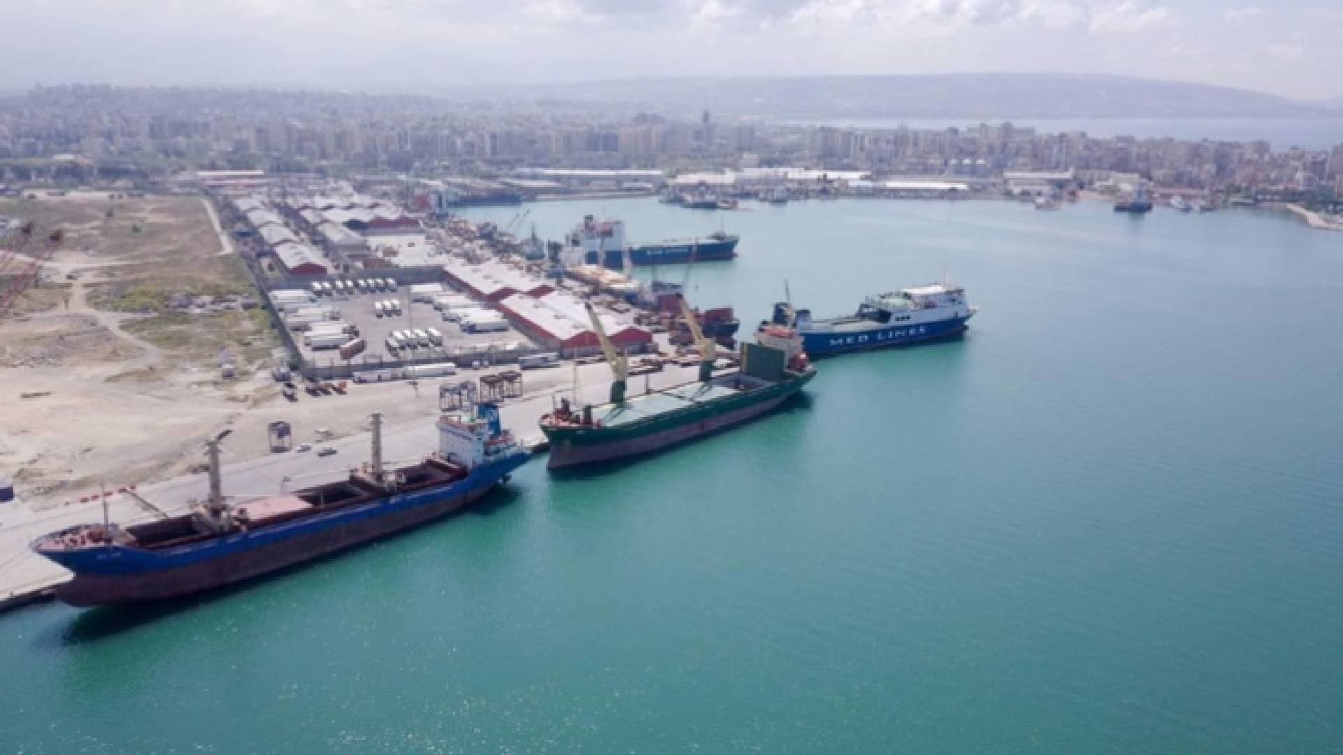 لبنان يتلقى إنذارات من الغرب بعد رسو سفينة سورية محملة بحبوب