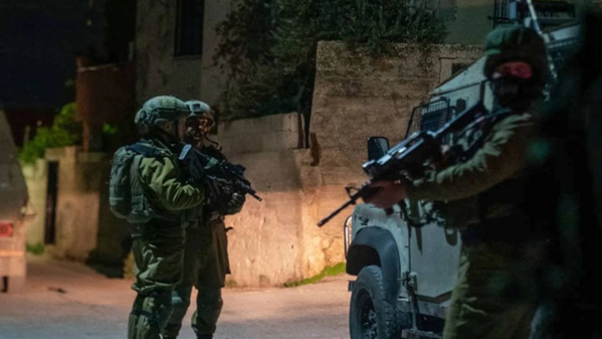 مراسل رؤيا: اشتباكات بين فلسطينيين والاحتلال في مخيم جنين