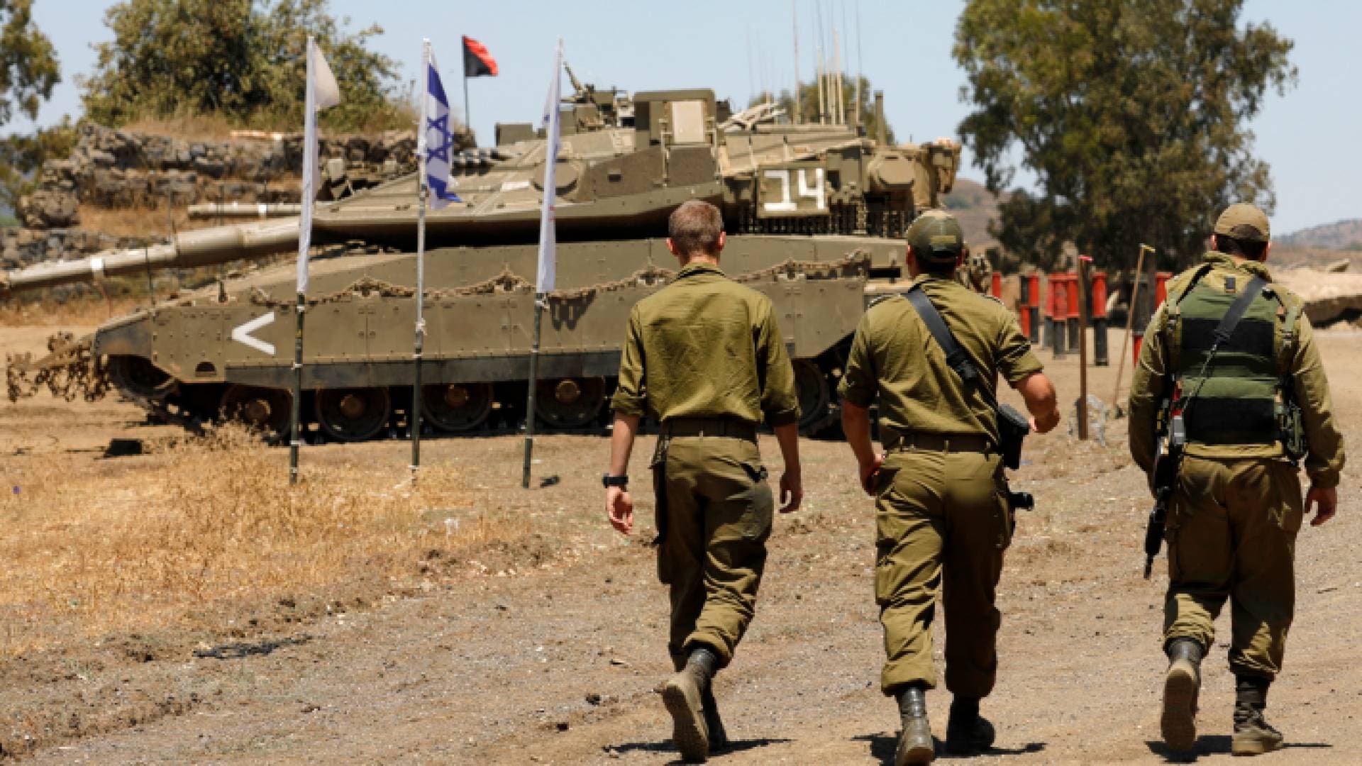 قوات الاحتلال تعتقل عشرات الفلسطينيين في الضفة الغربية