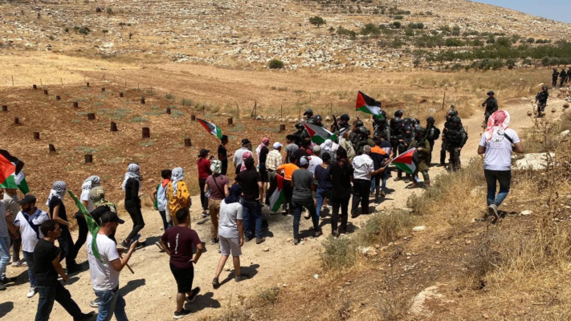 فلسطينيون يتظاهرون في بيت دجن رفضا للبؤرة الاستيطانية