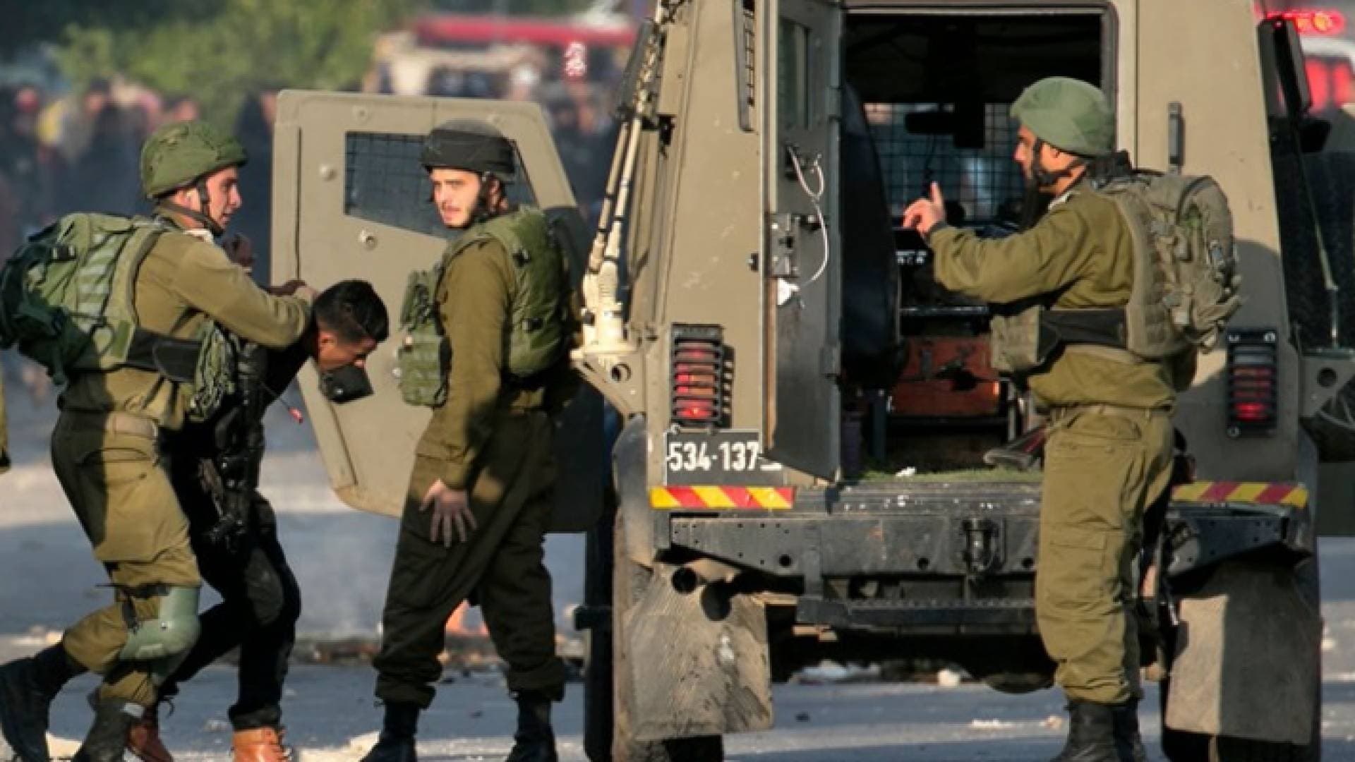 الاحتلال يعتقل ١٢ فلسطينيا في الضفة
