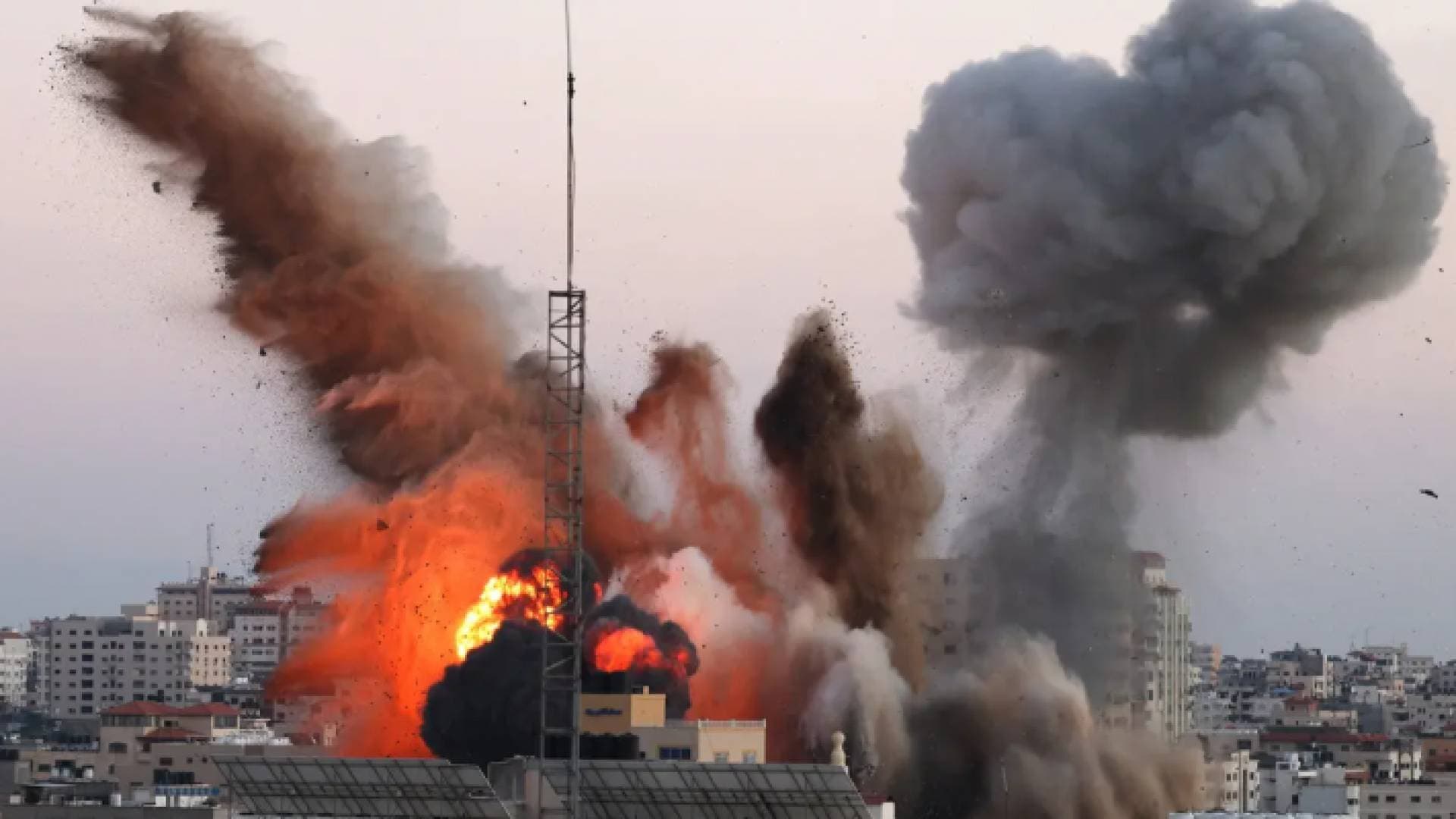 اليوم الثاني.. الاحتلال الإسرائيلي يقصف مواقع مختلفة في غزة - فيديو وصور