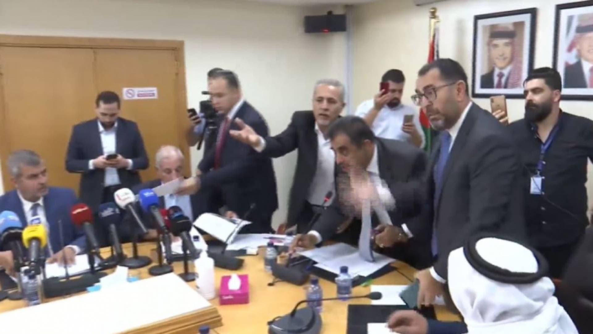 بالفيديو.. جلبة في اجتماع نيابي لمناقشة أسعار المشتقات النفطية