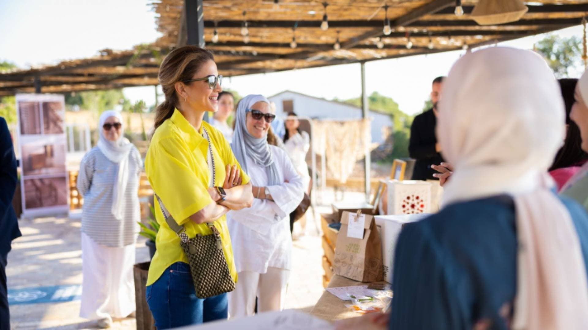 الملكة رانيا العبدالله تطلع على خدمات حاضنة ليـف-إنـك للإبداع