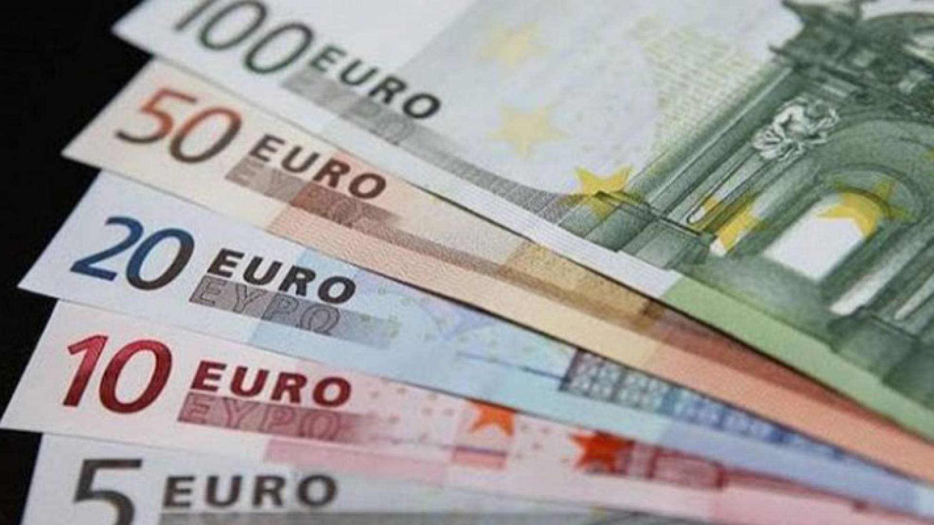 اليورو يهوي إلى أدنى مستوى له مقابل الدولار منذ ٢٠٠٢