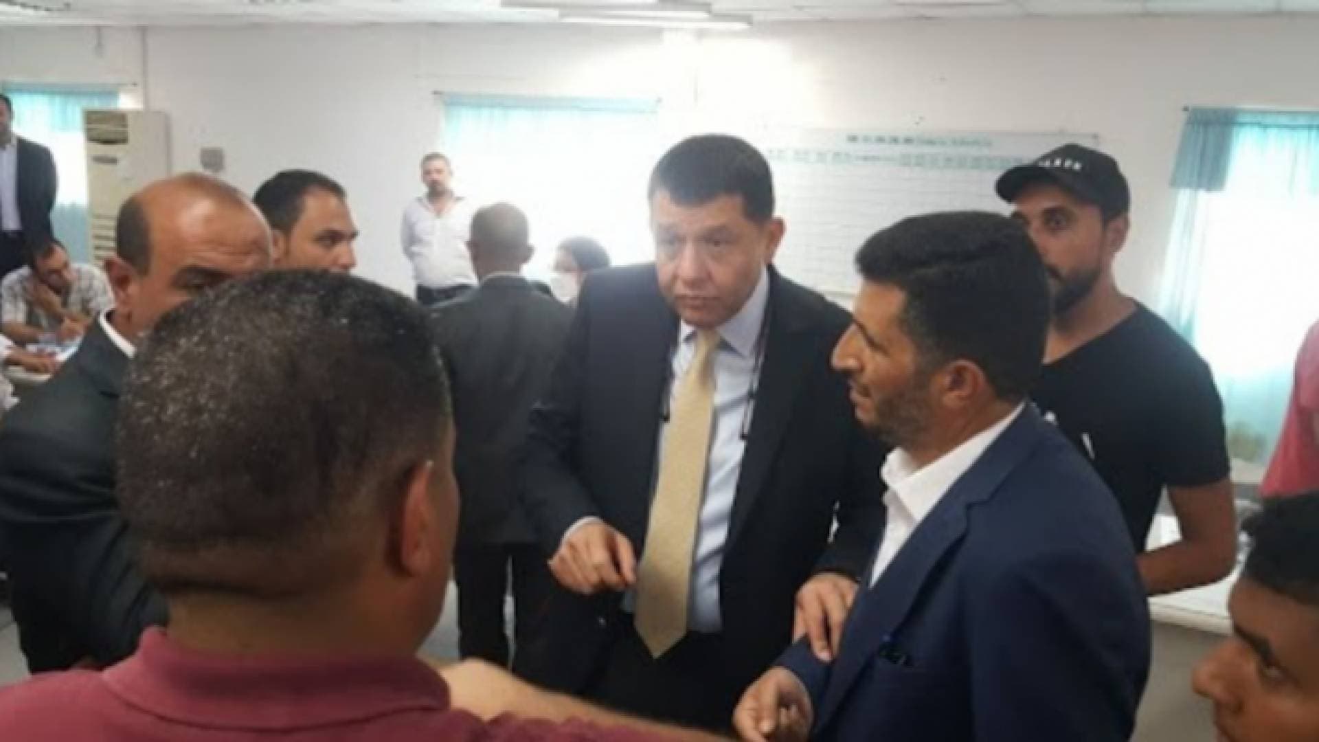 وزير العمل يتابع تنفيذ اتفاق بخصوص مستحقات العاملين في مصنع ملابس بالكرك