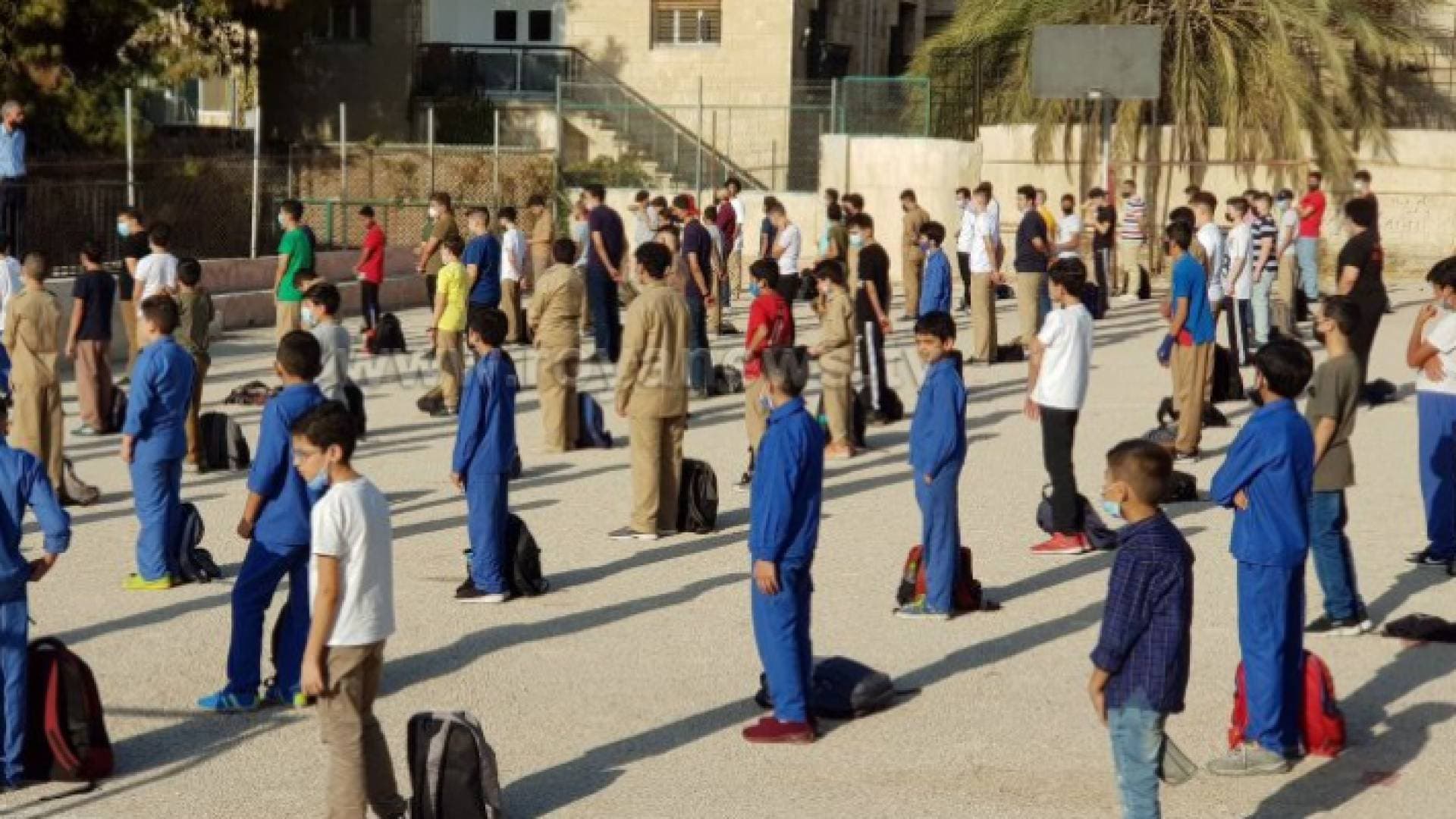 طلبة الصفوف الفردية يلتحقون بمدارسهم