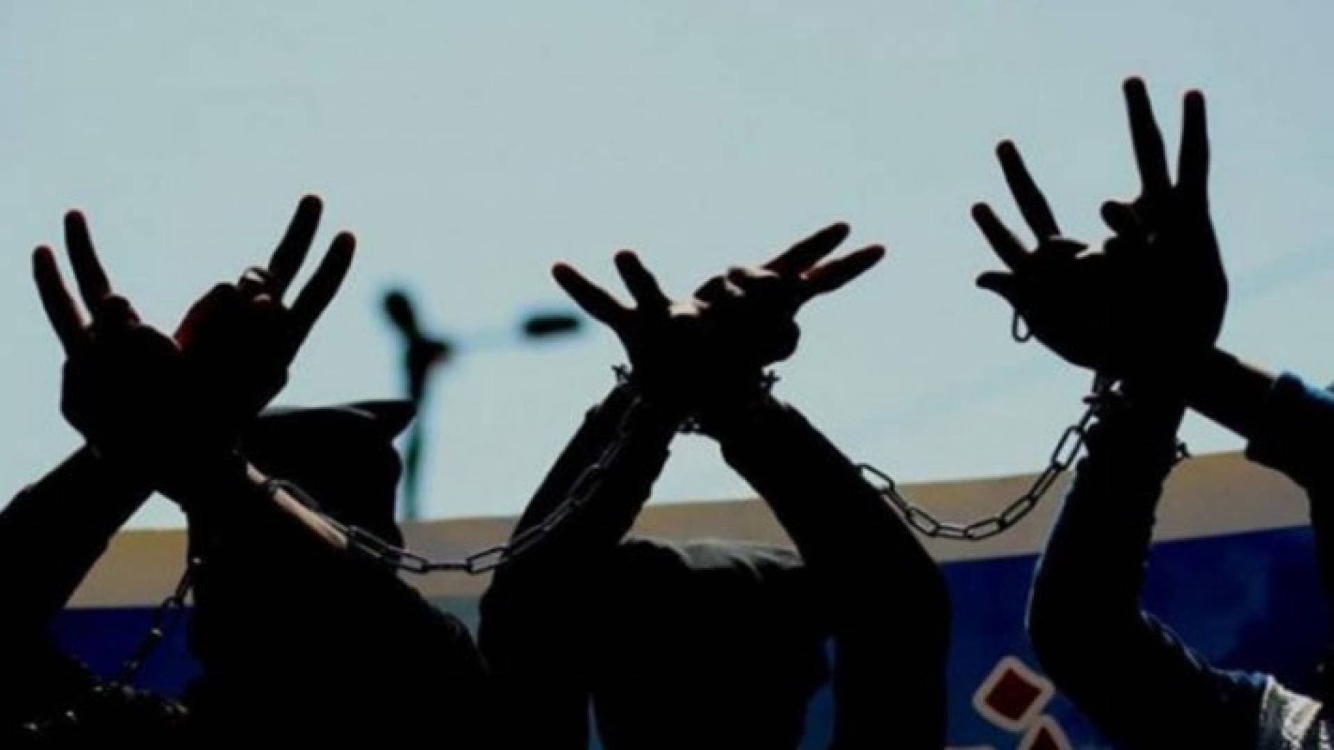 الأسرى الفلسطينيون يبدأون إضرابا جماعيا عن الطعام مساء الخميس