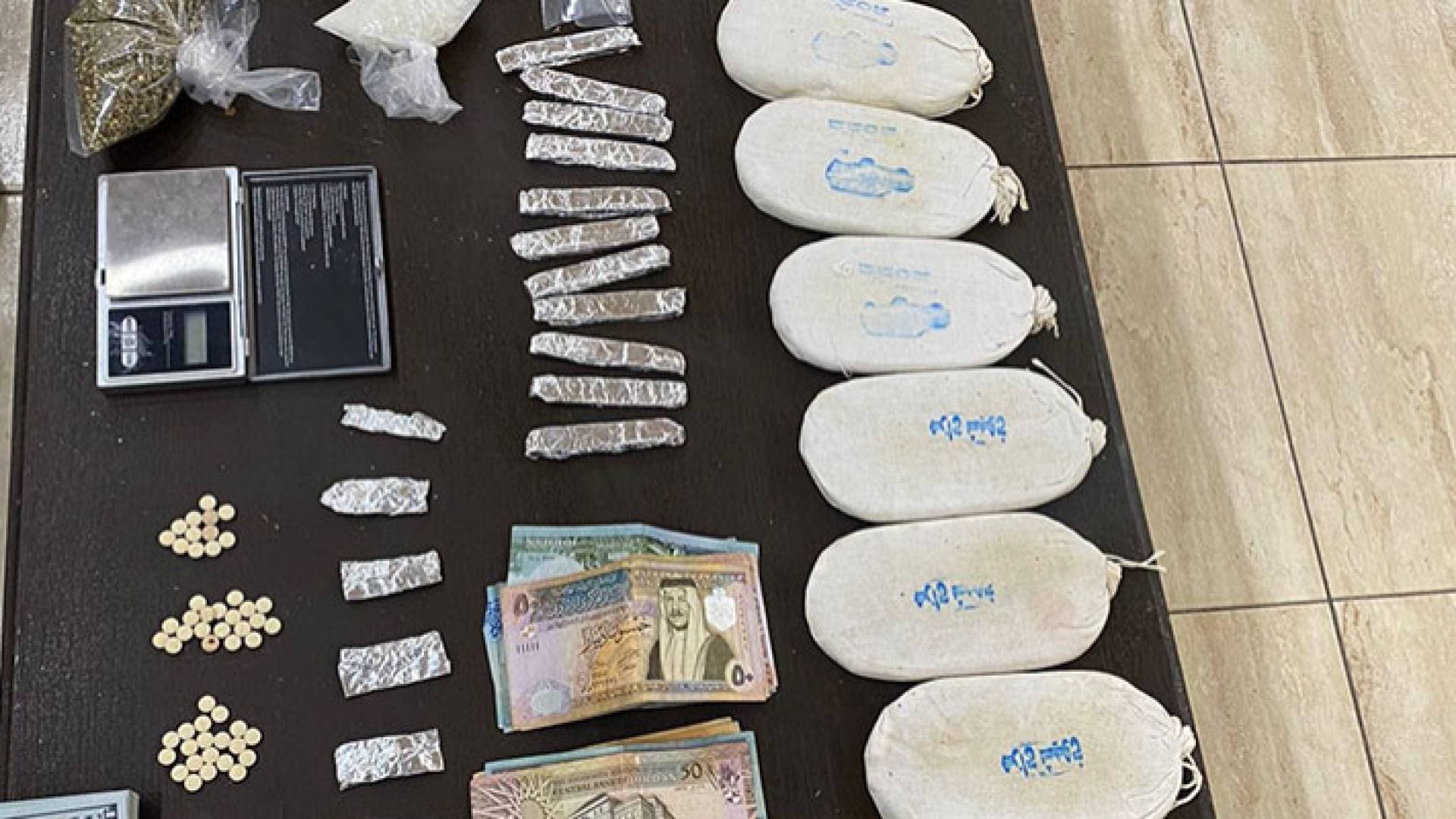 القبض على ٤ مروجي مخدرات جنوب عمان