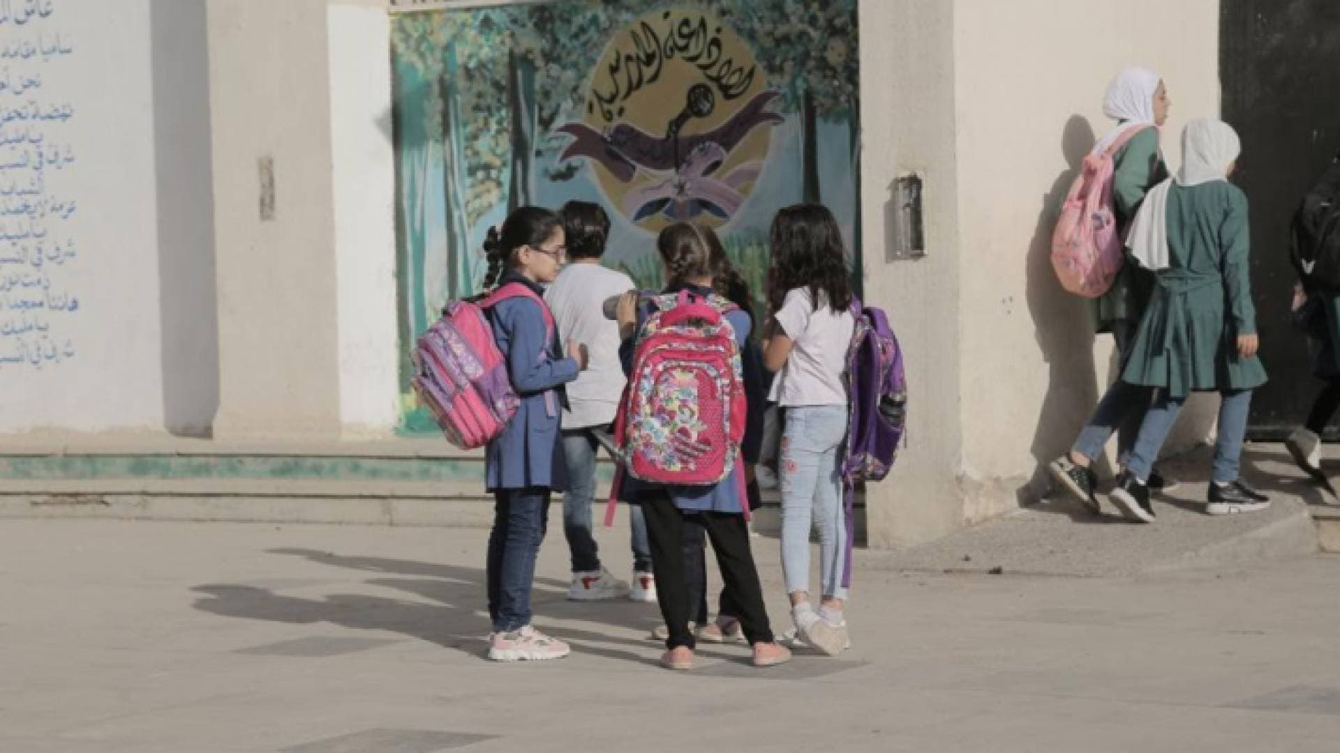 طلبة الصفوف الزوجية يلتحقون بمدارسهم