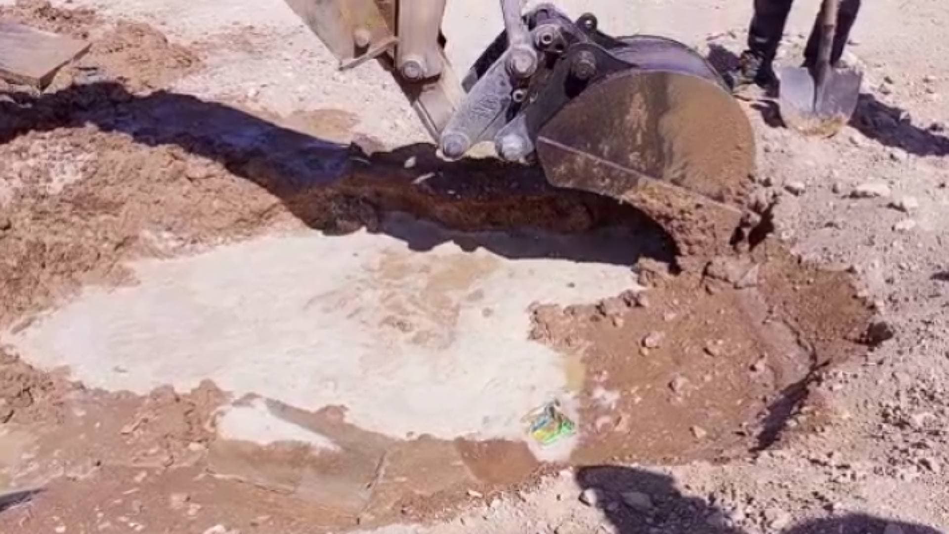 ضبط اعتداءات على خطوط رئيسية للمياه في أم الرصاص