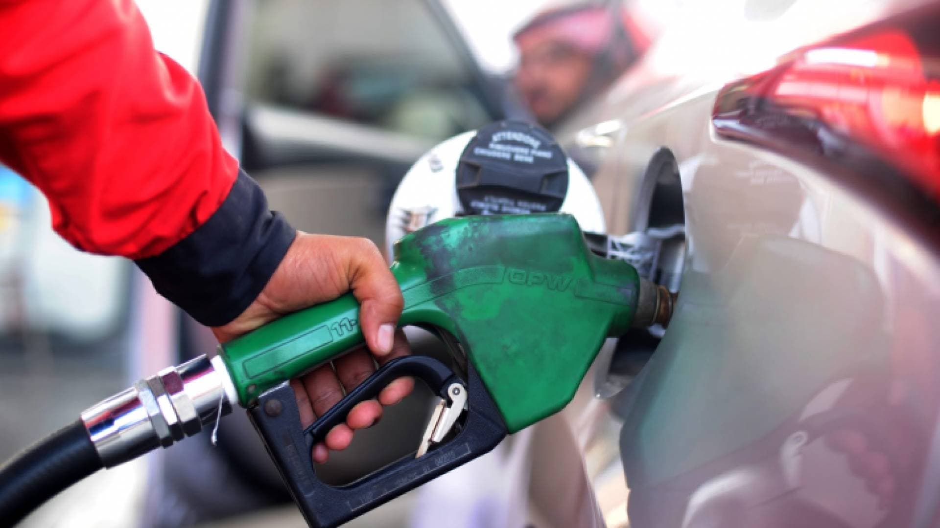 الحكومة: انخفاض أسعار البنزين عالميا