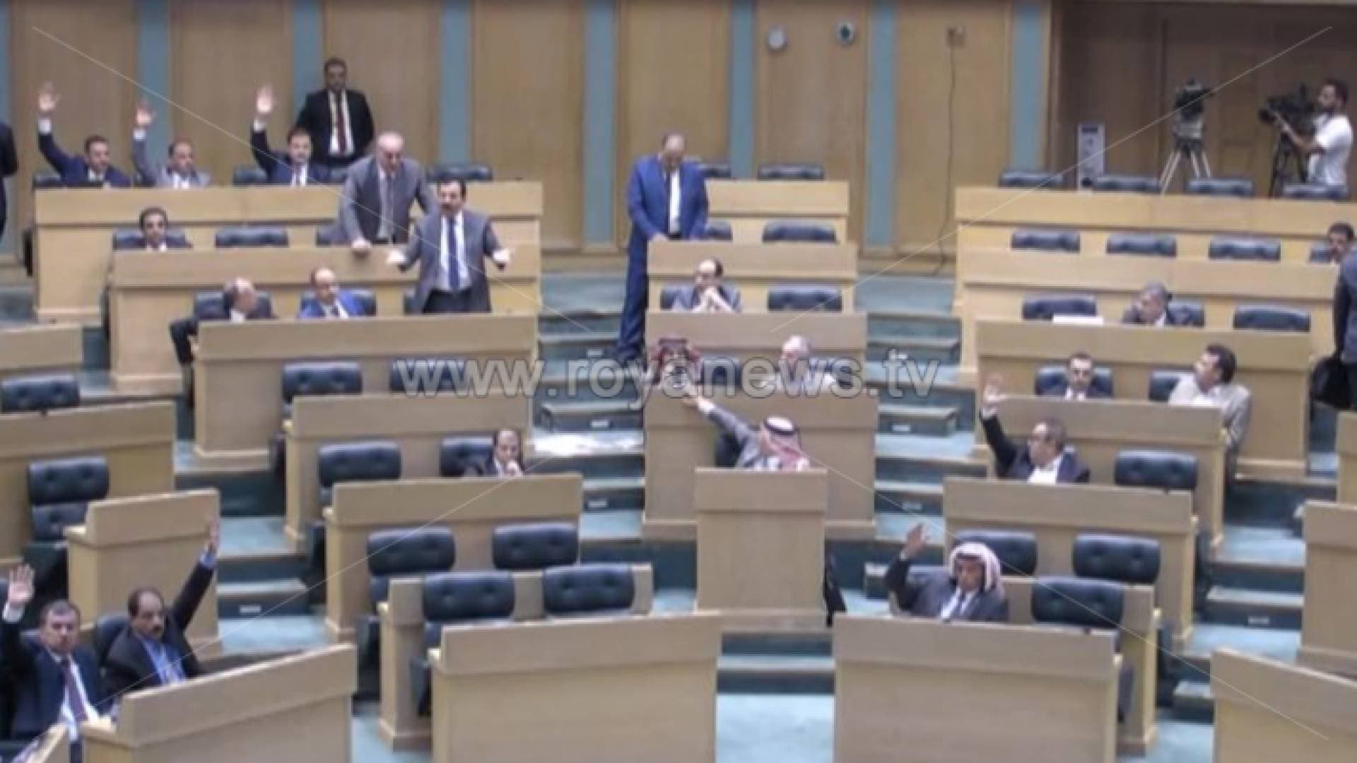 مشادة كلامية تحت قبة البرلمان بعد إقرار مشروع قانون المجلس الطبي