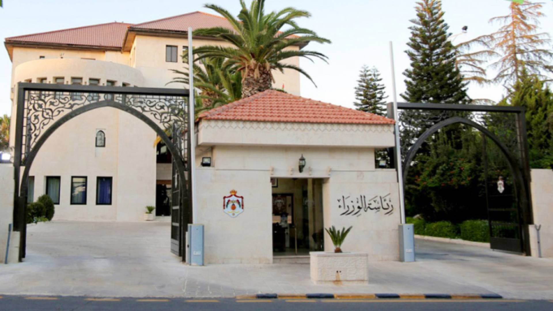 الحكومة تقرر تثبيت العمل بالتوقيت الصيفي طوال العام