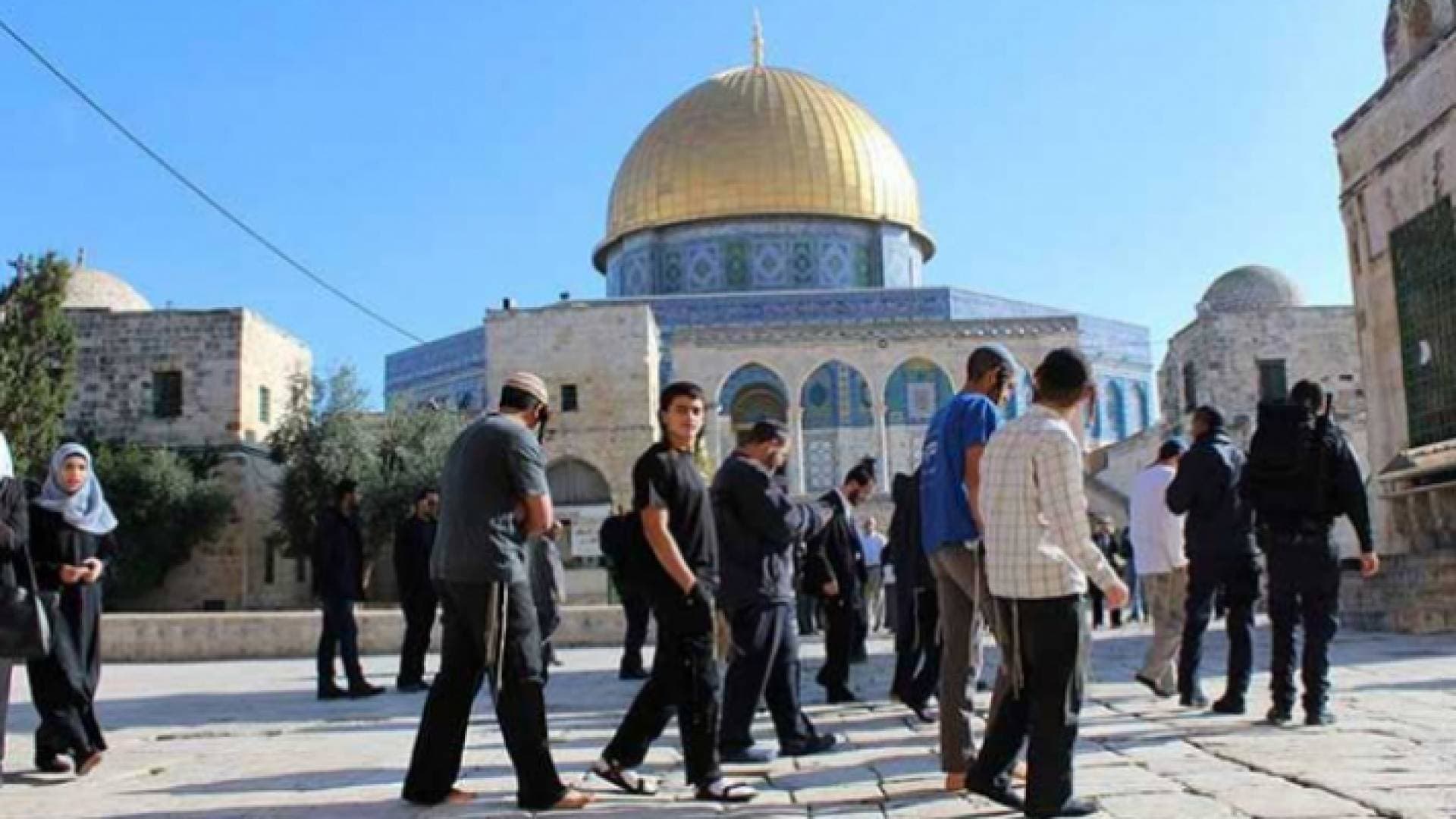 الاحتلال يعتقل خمسة مرابطين من المسجد الأقصى