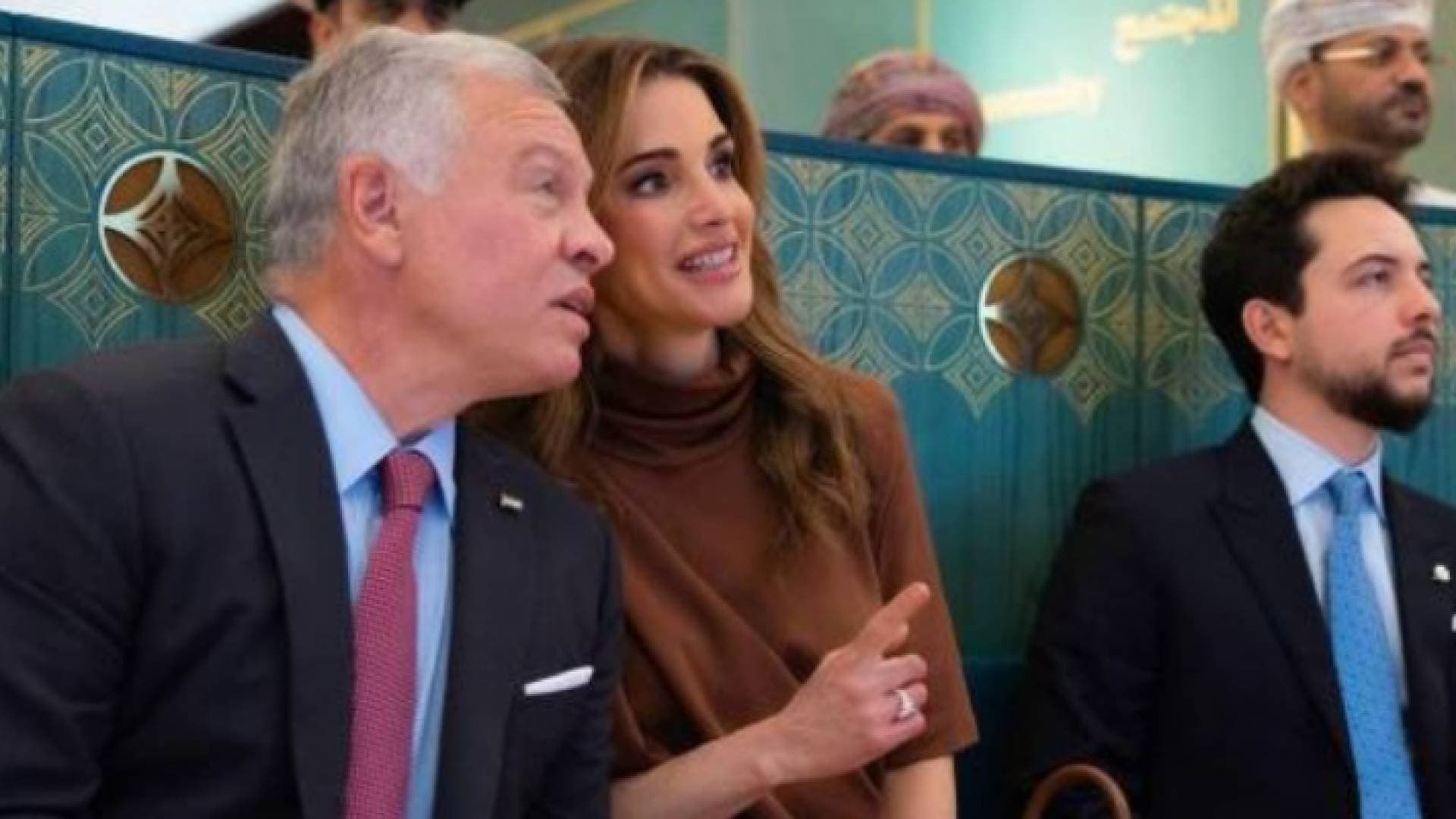 شاهد.. الملك والملكة وولي العهد في دار الأوبرا السلطانية