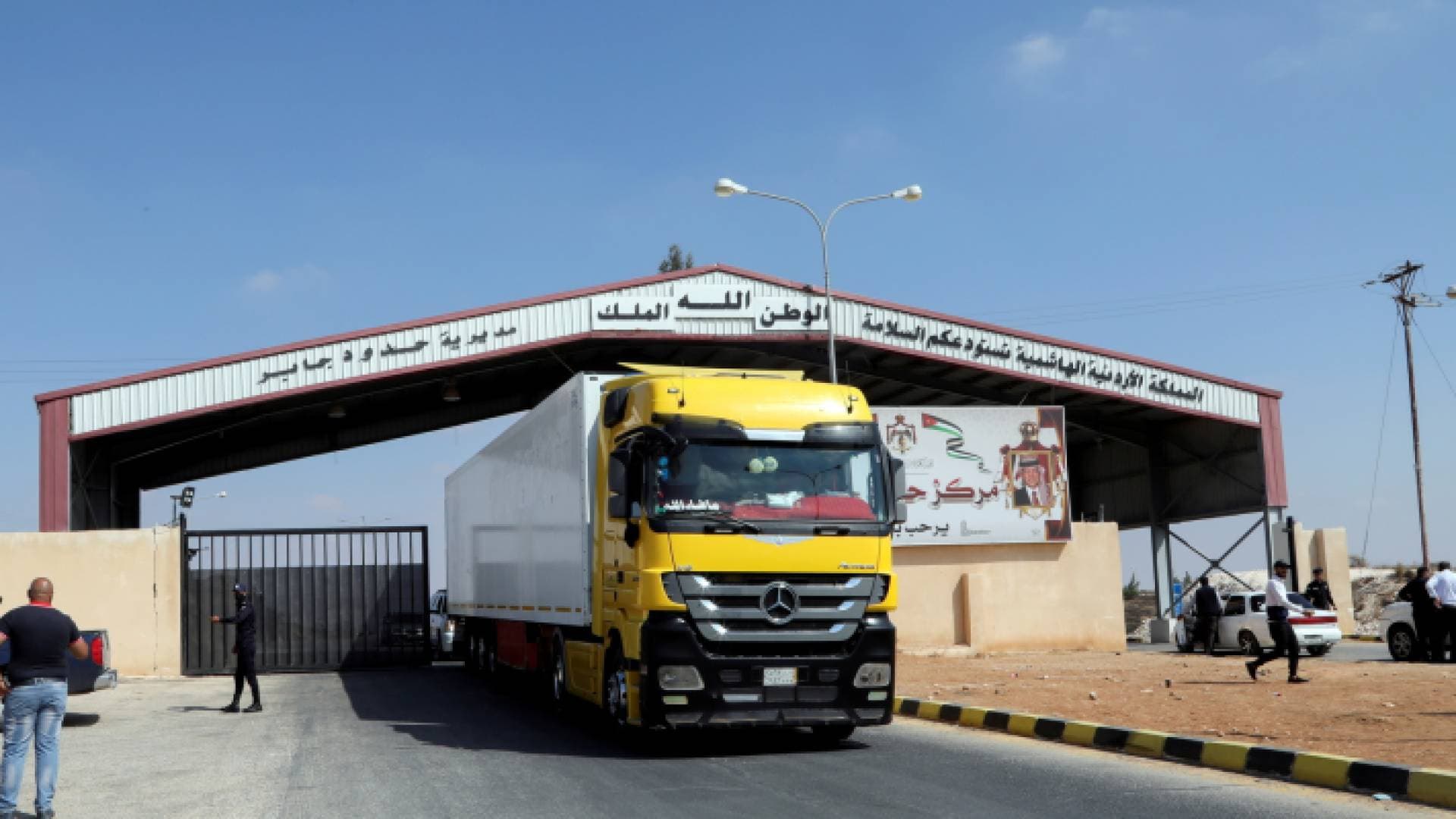 مطالبة بإعادة النظر برسوم مرور الشاحنات بين الأردن وسوريا