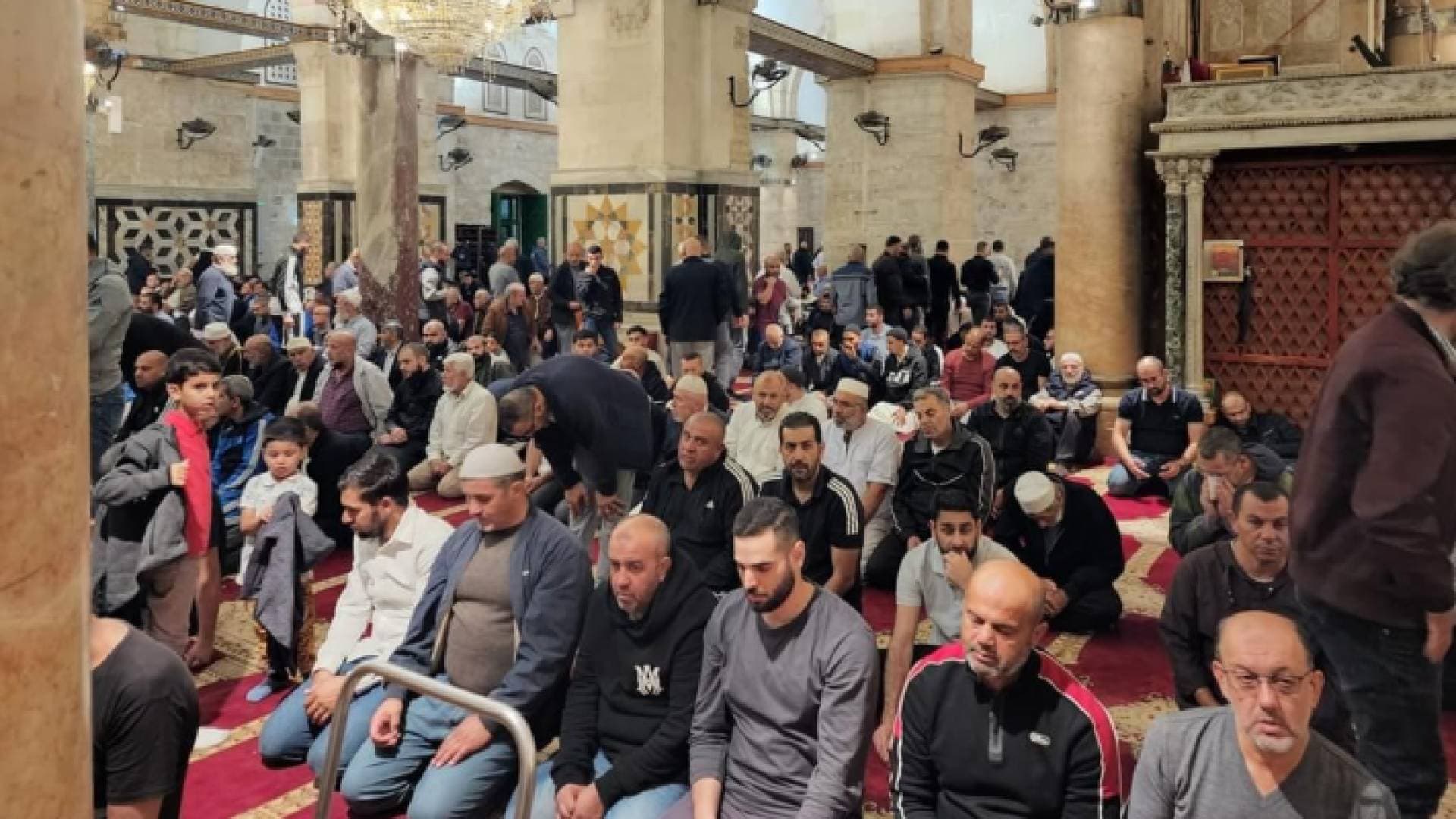 آلاف الفلسطينيين يلبون نداء الفجر العظيم في الأقصى والضفة - صور