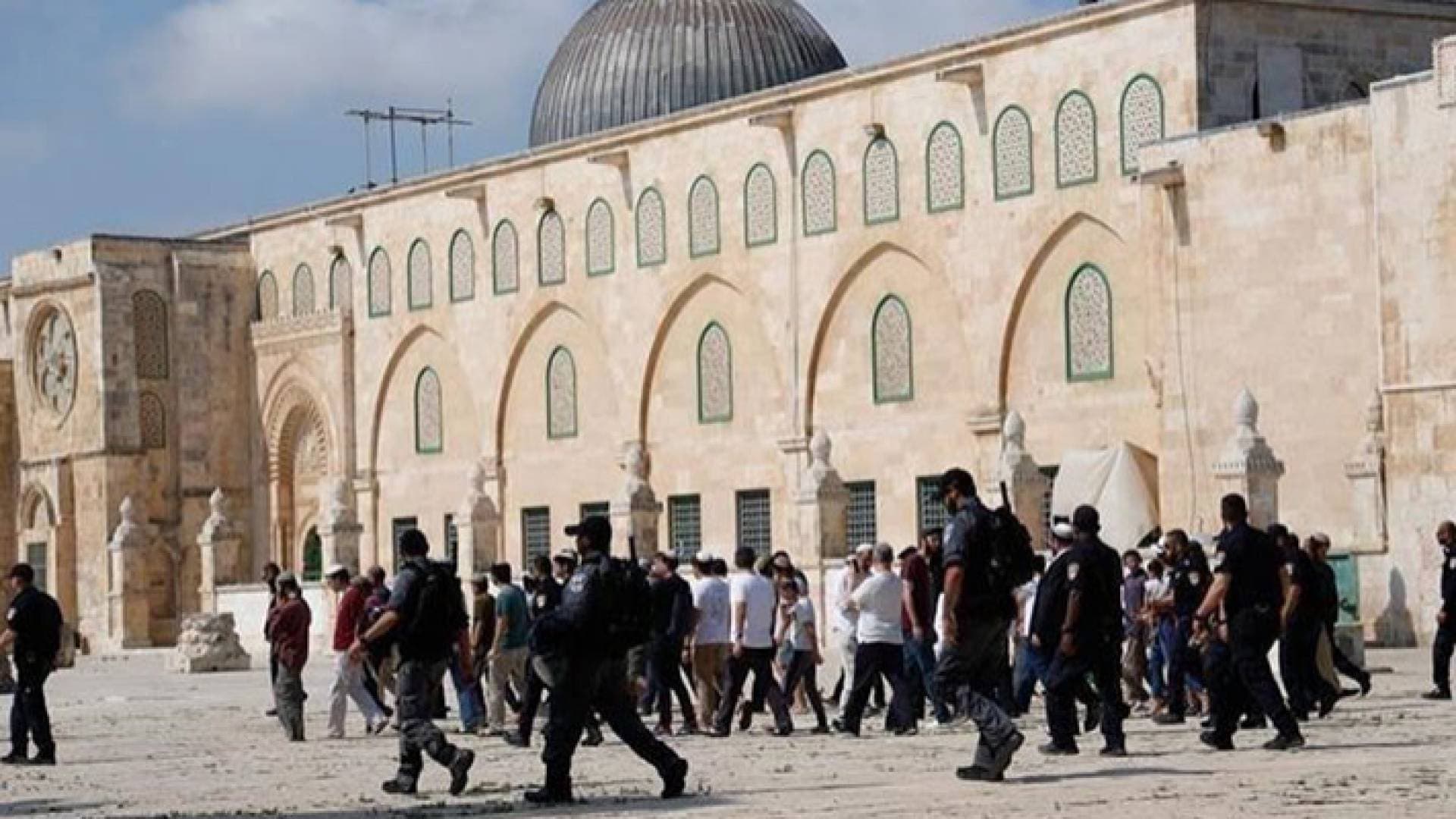 عشرات المستوطنين يقتحمون المسجد الأقصى