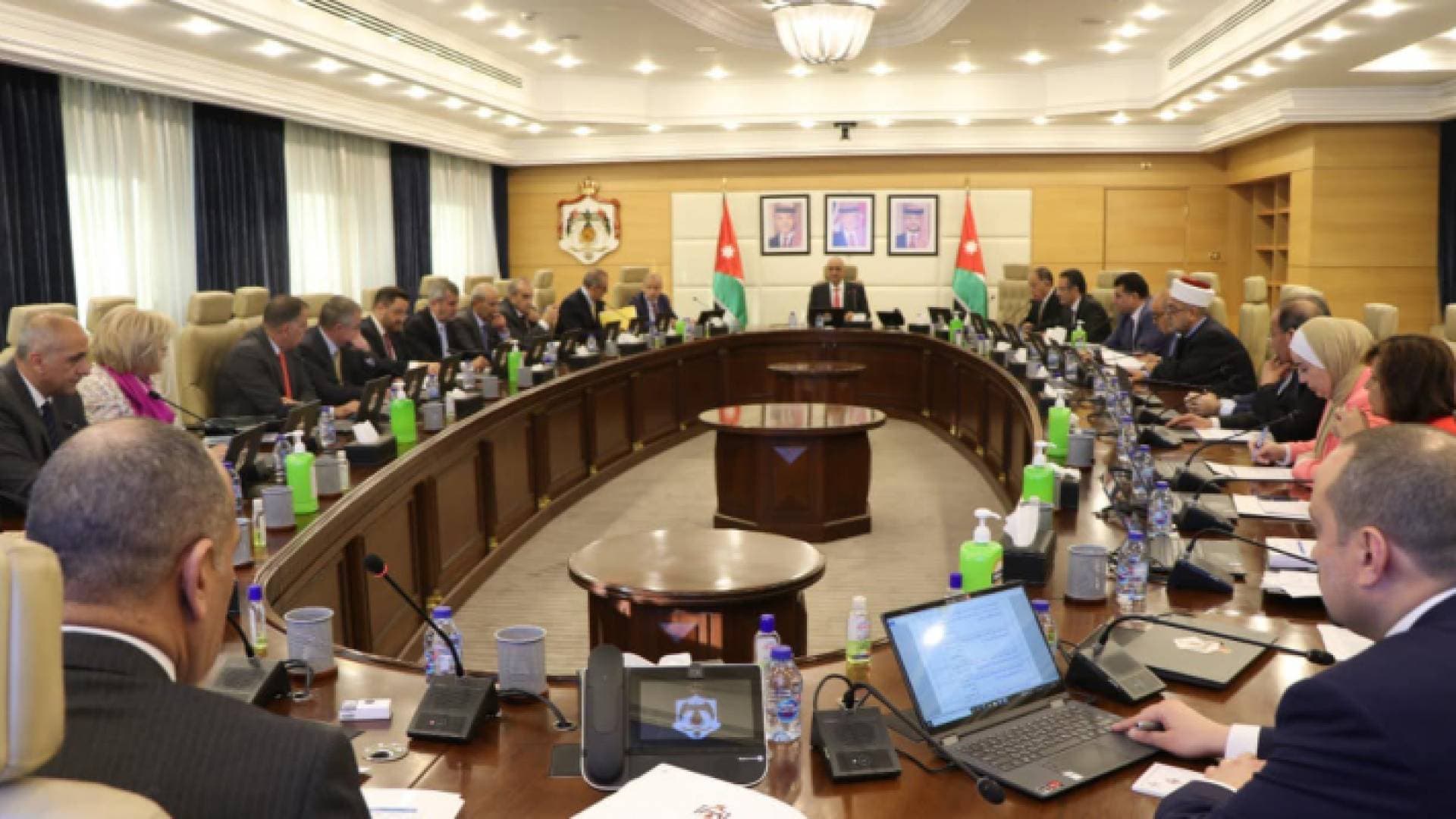 مجلس الوزراء يقرر قبول استقالة حداد وعدم التجديد للرحاحلة