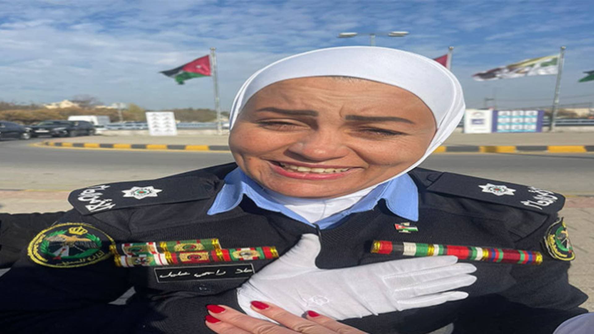 نشمية من كوادر السير تثني شابا عن إلقاء نفسه من فوق جسر - فيديو