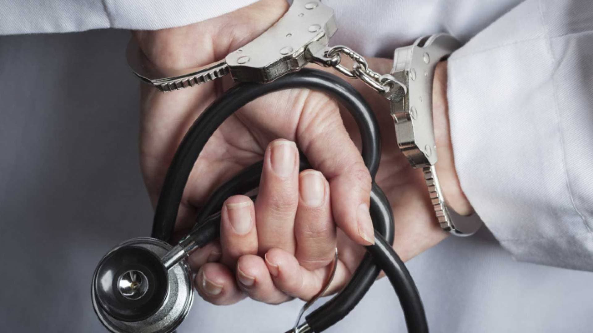 الحبس لـ٤ أطباء تسببوا بوفاة سيدة بعد عملية شفط دهون