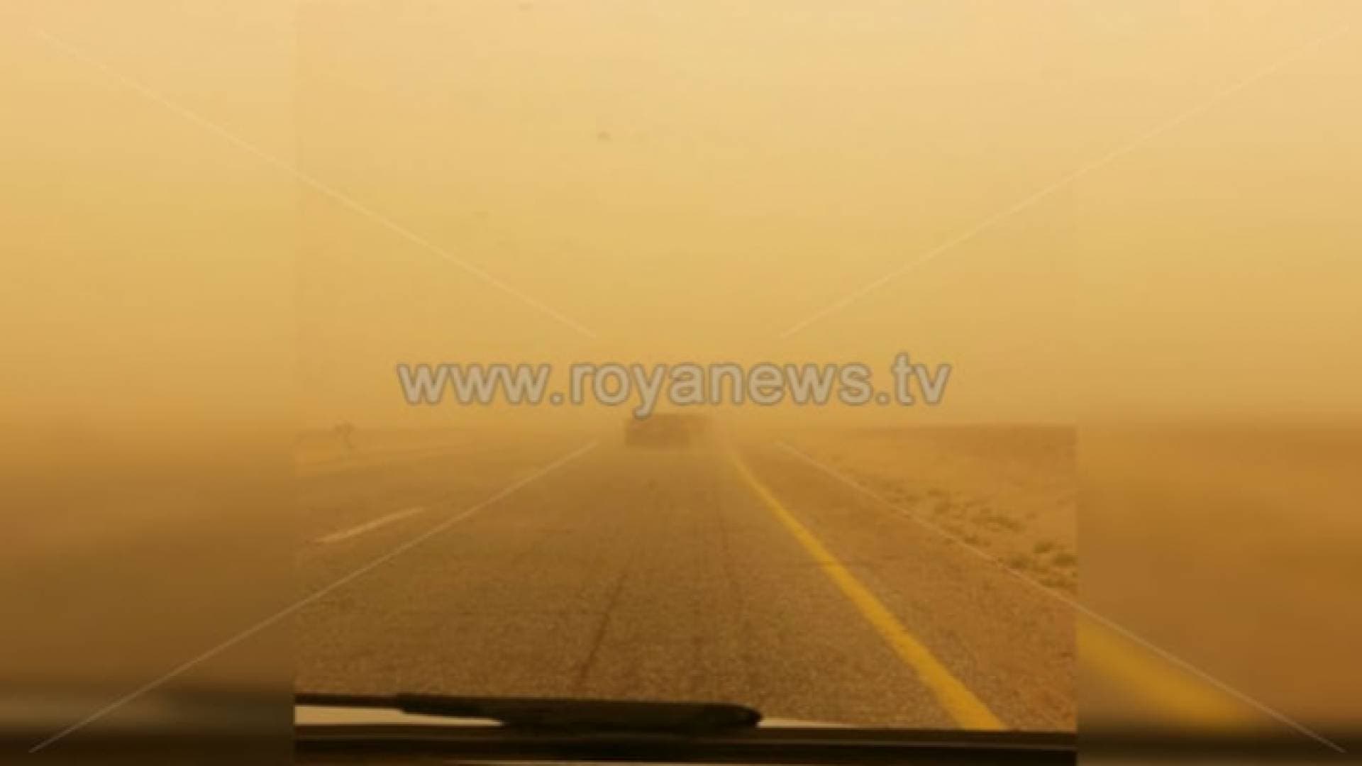 طقس العرب يحذر من موجات غبار كثيفة على الطرق الصحراوية