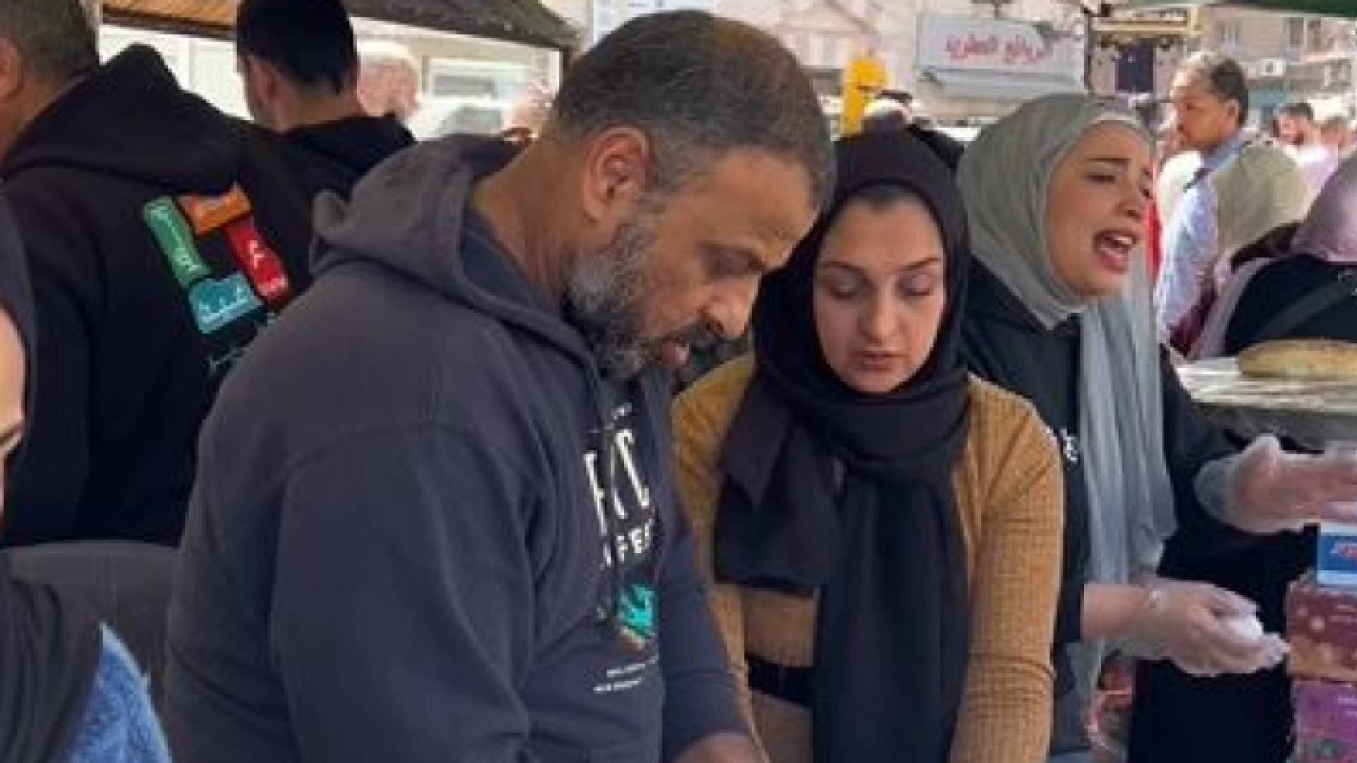 "كعك وبيض".. سبيل عند ساحات المسجد الحسيني في عمان - فيديو
