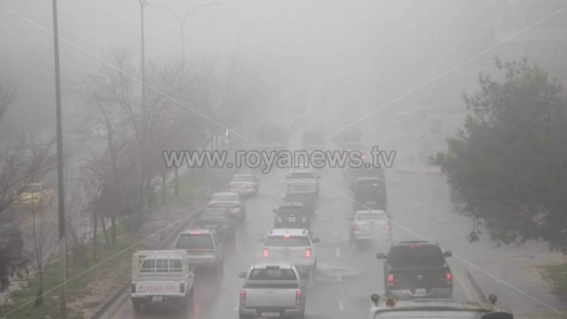 شاهد بالفيديو.. أزمات سير خانقة بسبب الضباب الكثيف في عمان