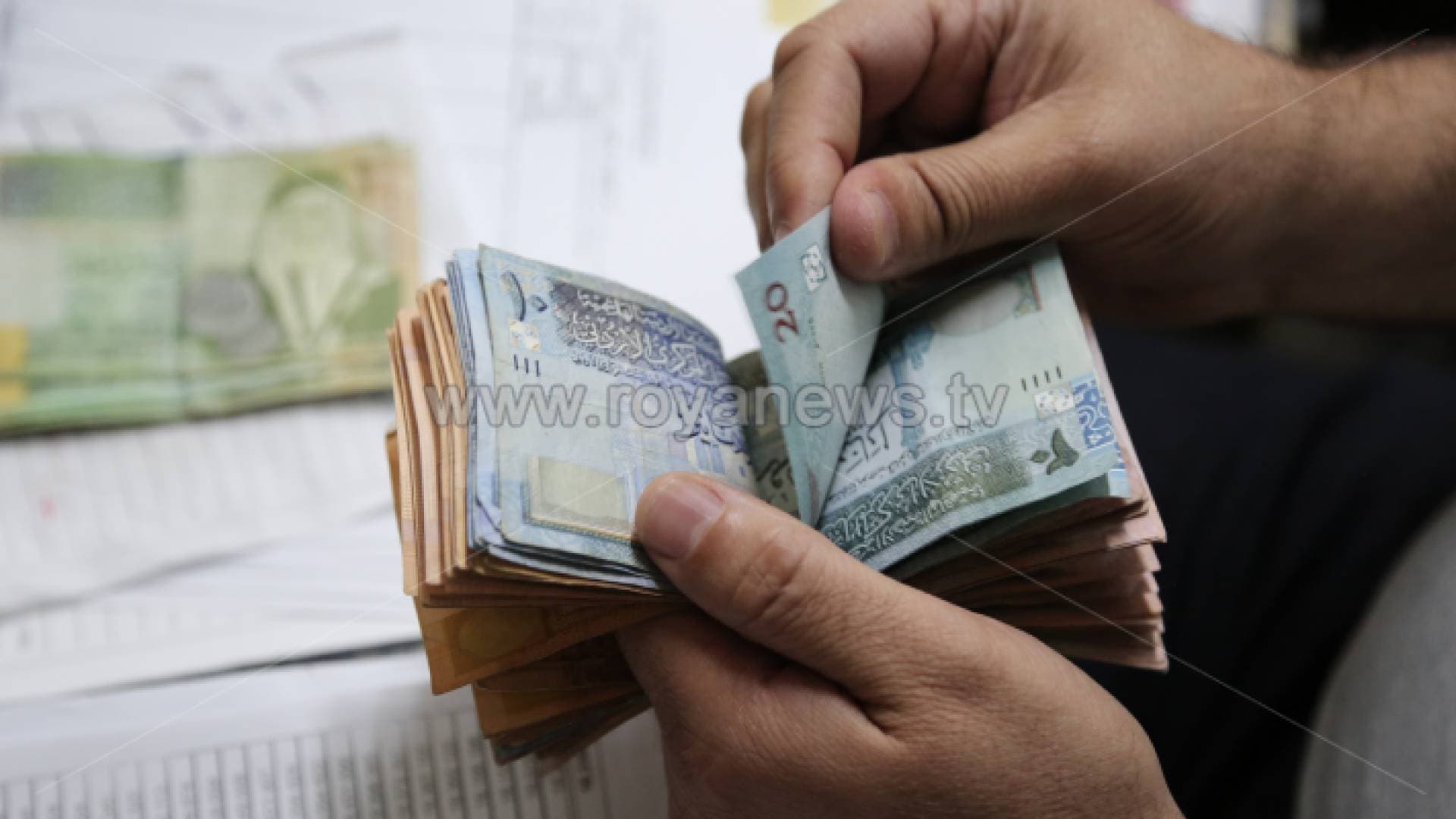 محلل اقتصادي يطالب بتأجيل أقساط القروض للتخفيف على الأردنيين