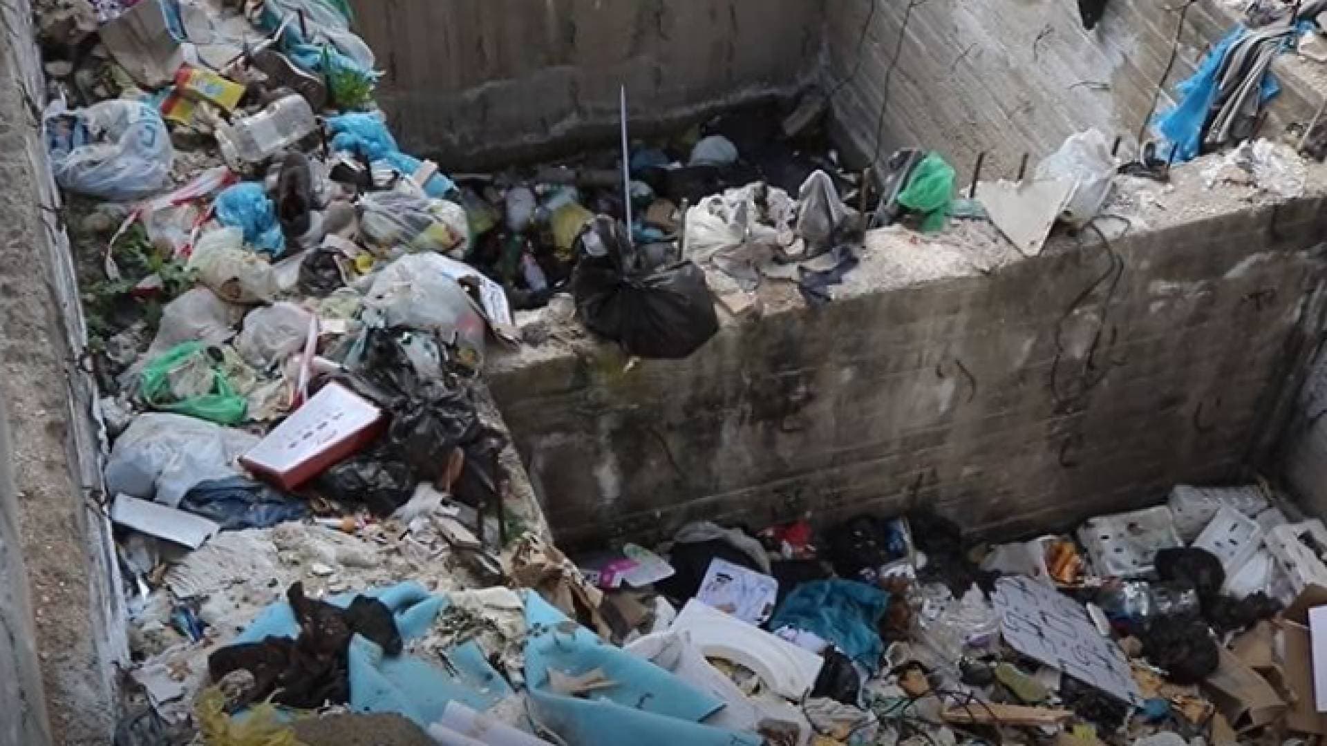 بالفيديو: منازل مهجورة في اربد تشكل خطورة أمنية وصحية ومصدر قلق لمجاوريها