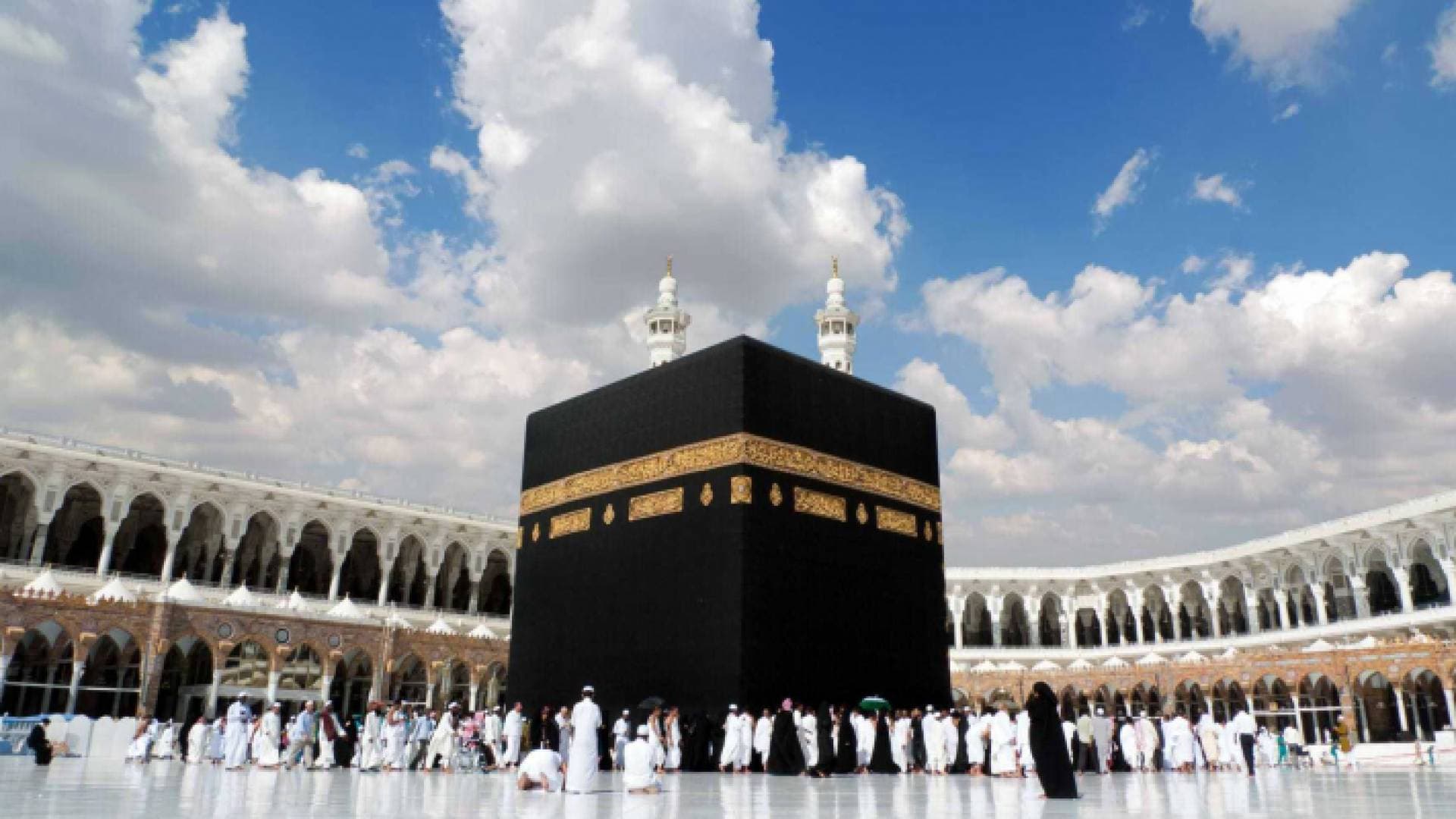 شاب بملابس الإحرام يعقد قرانه على فتاة أمام الكعبة