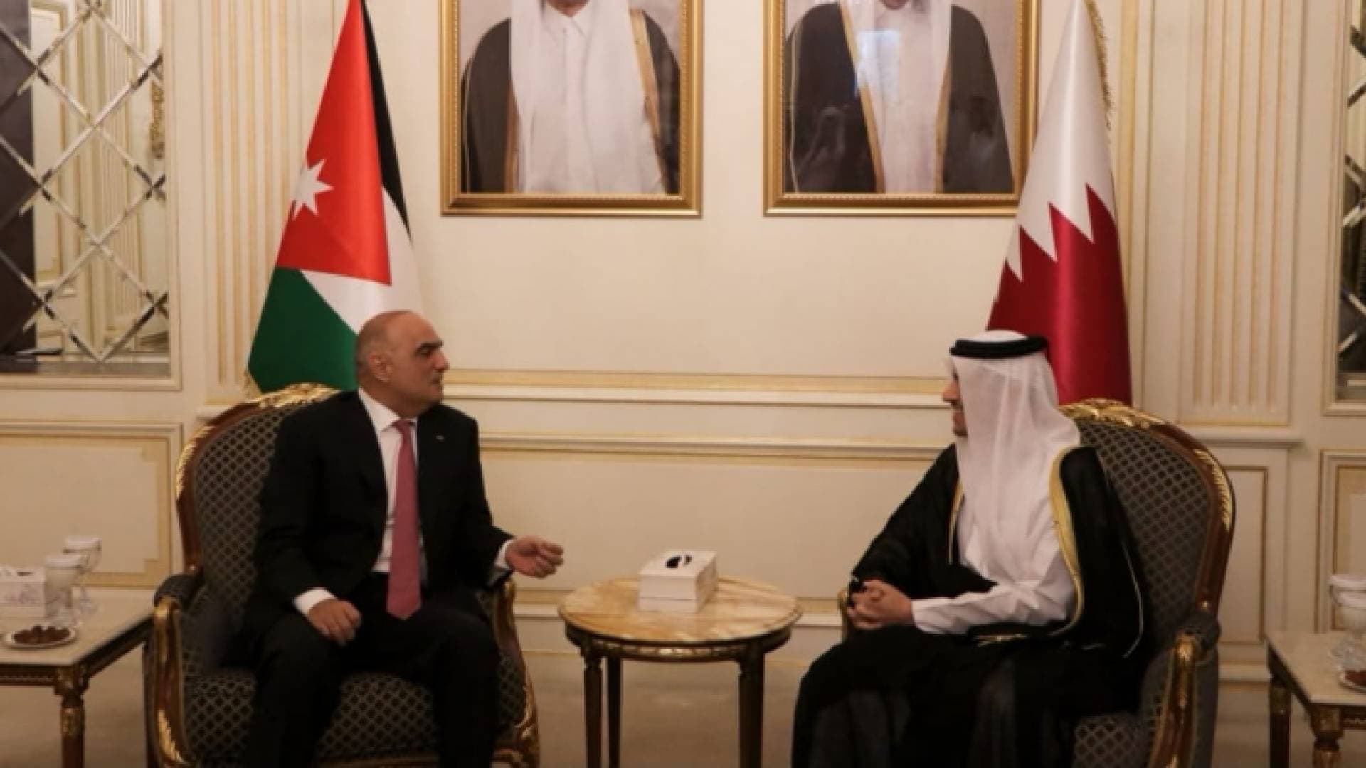 الخصاونة يجري مباحثات مع نظيره القطري في الدوحة