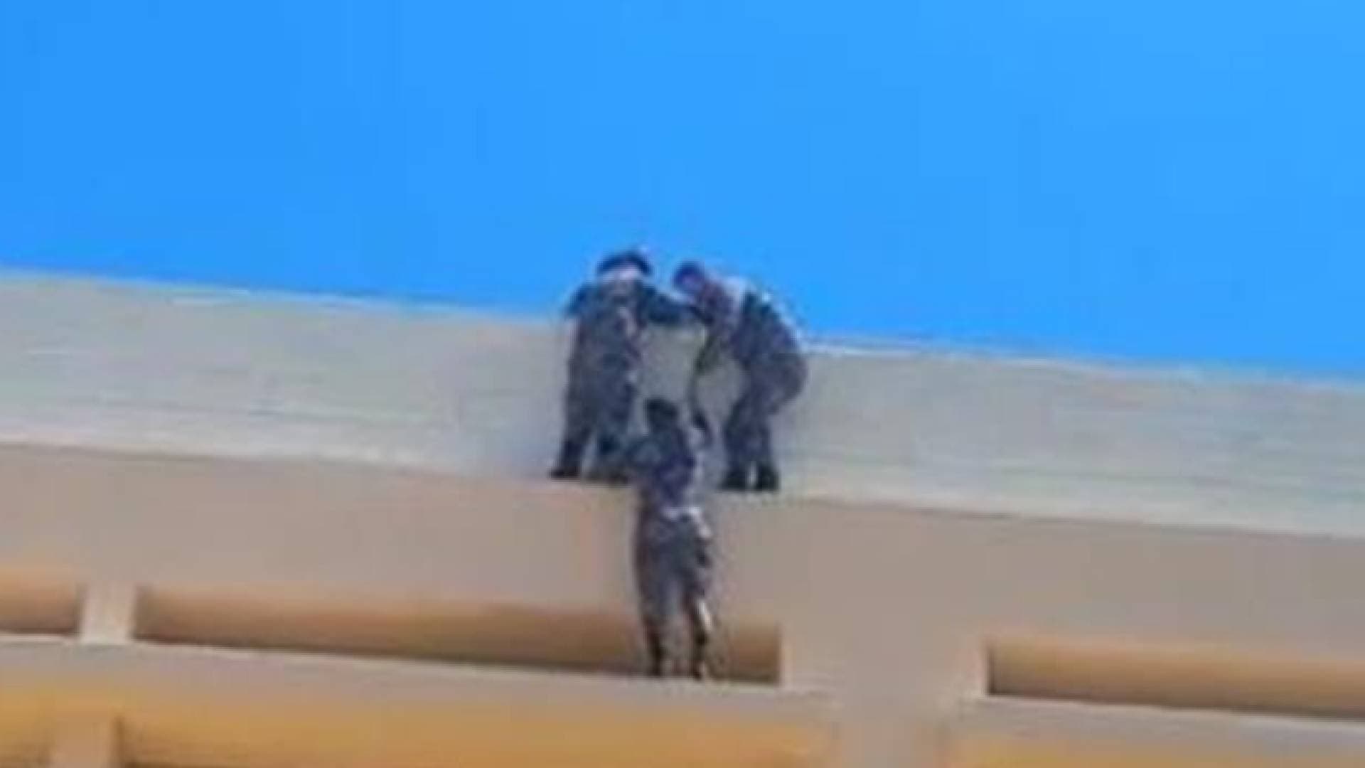إنقاذ طفل علق بمدرسة في إربد - فيديو