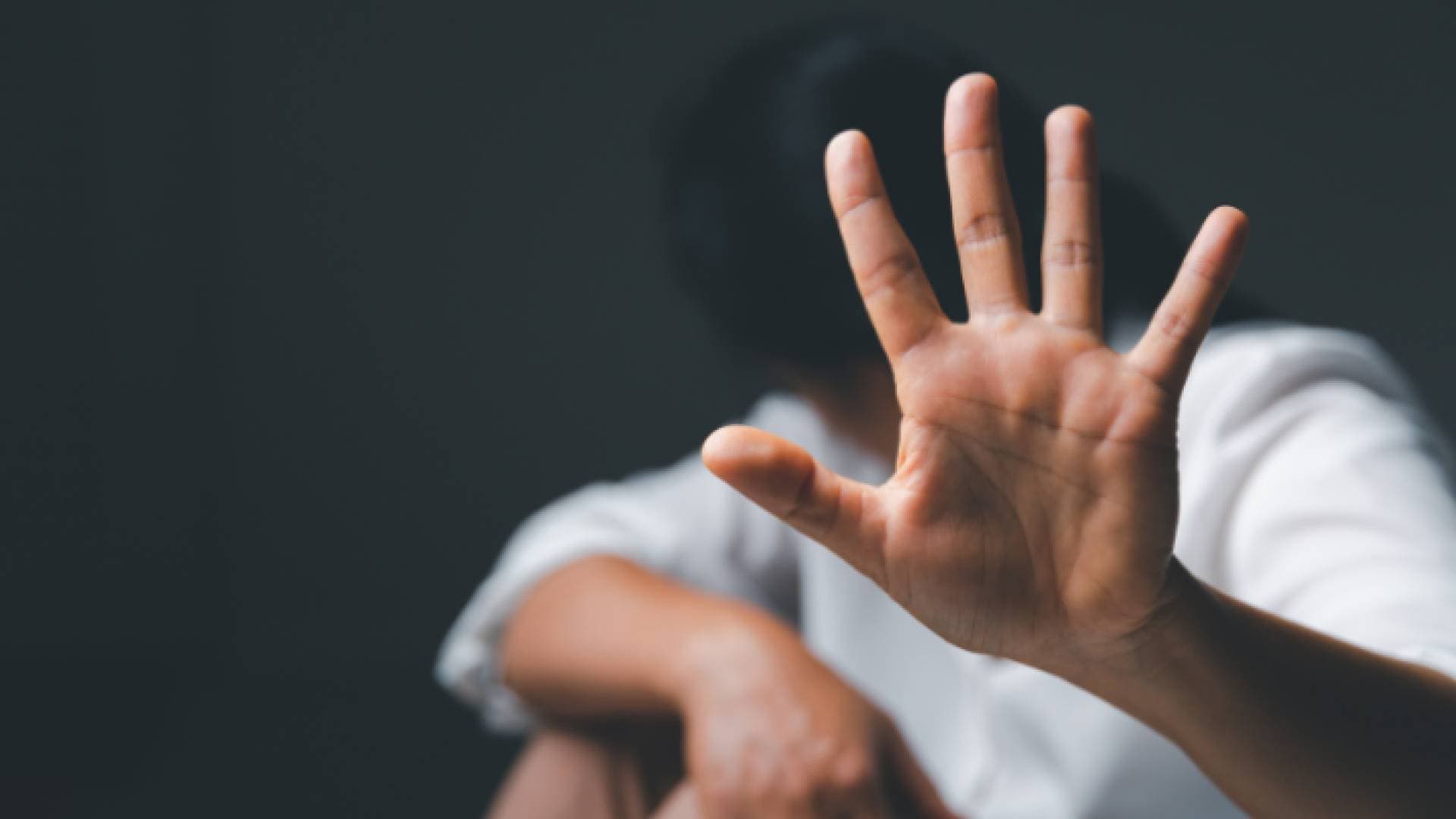 عشرينية تقدم شكوى تحرش ضد والدها لدى مدعي عام الرصيفة