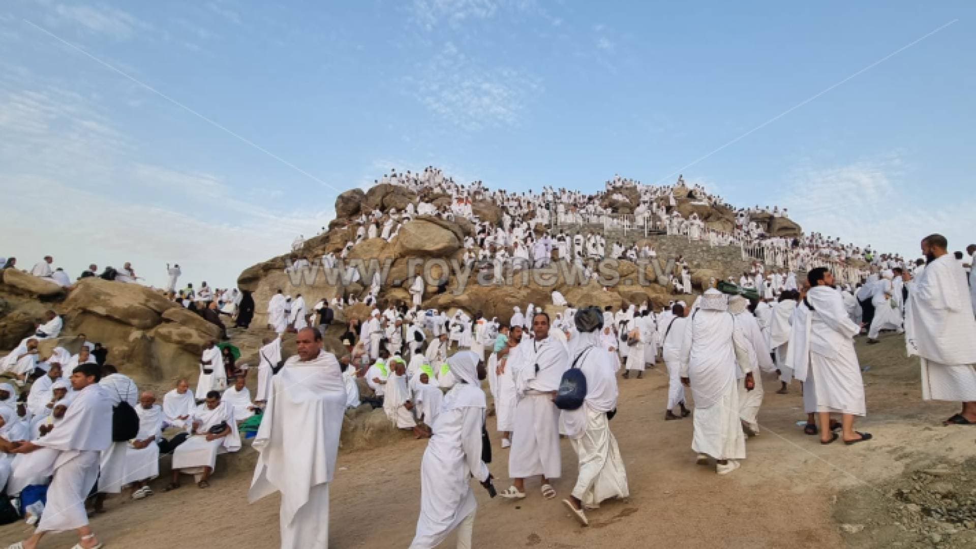 ضيوف الرحمن يقفون على صعيد عرفات لأداء ركن الحج الأعظم - فيديو