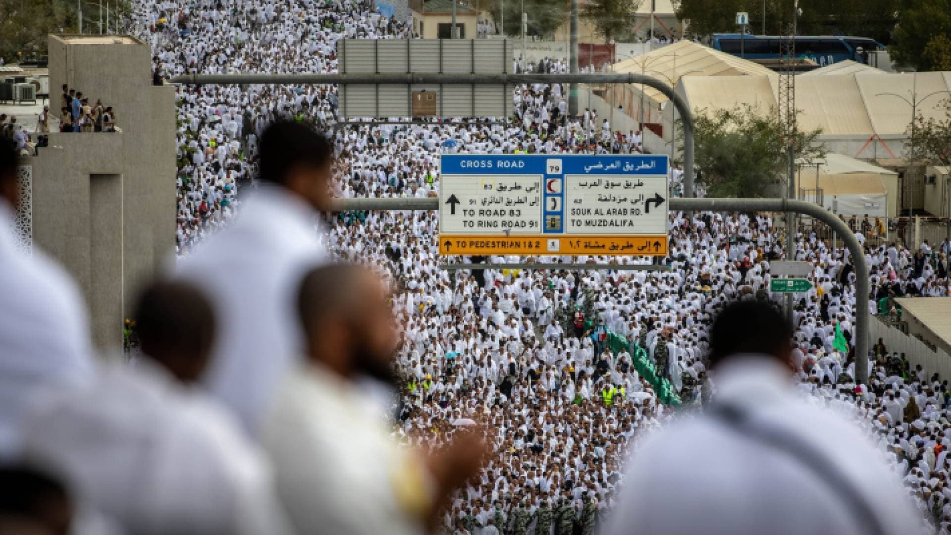 حجاج بيت الله الحرام ينفرون من عرفات إلى مزدلفة بعد أدائهم الركن الأعظم