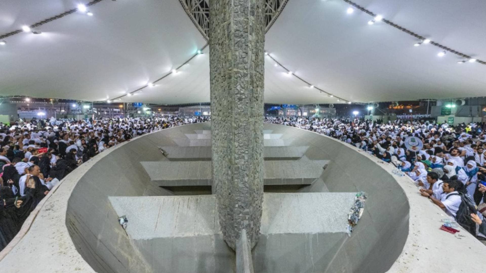 حجاج بيت الله الحرام يبدأون رمي الجمرات في أول أيام العيد.. فيديو